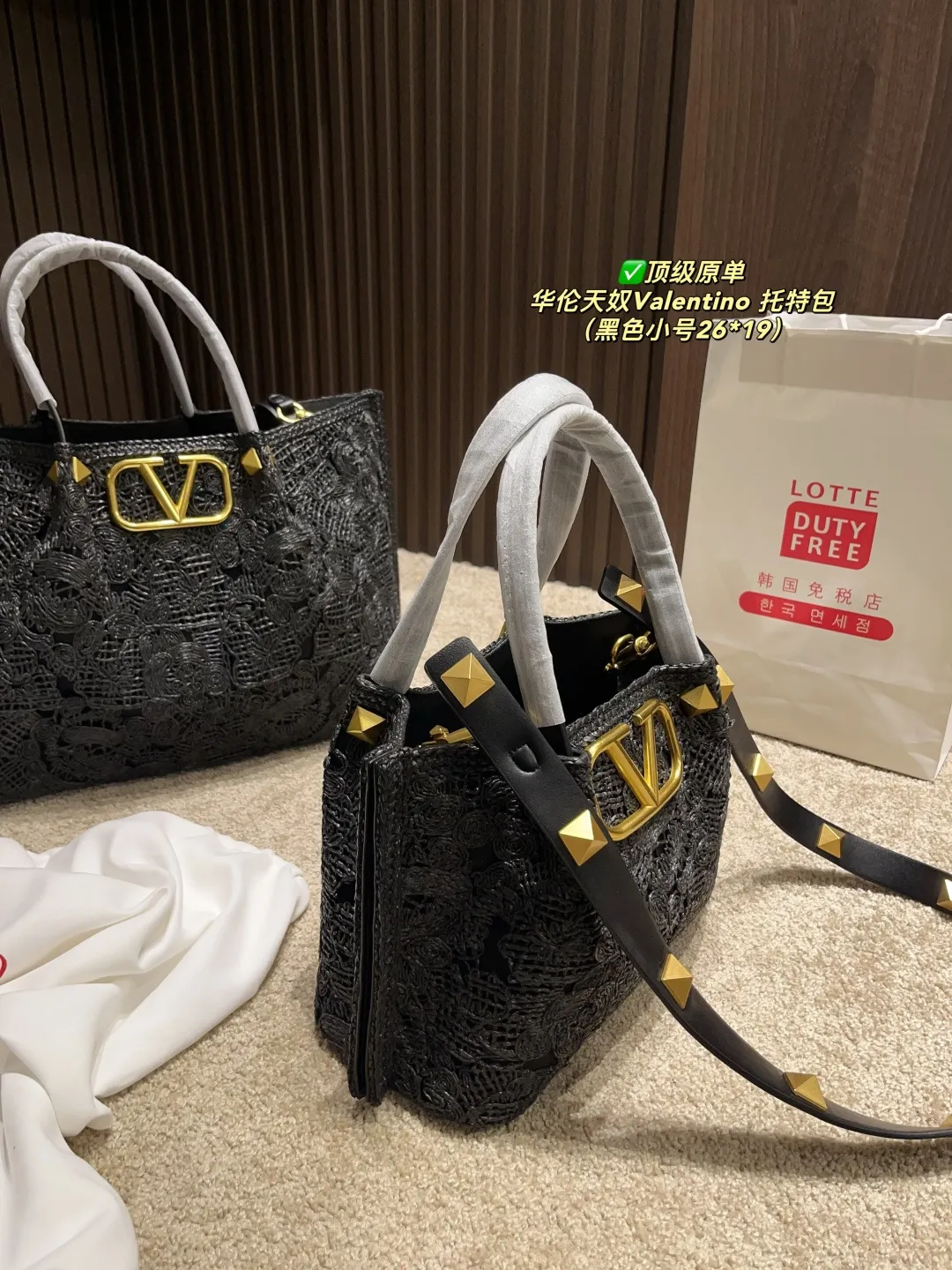 ✅顶级原单 大号p340⚠️尺寸37.27 小号p300⚠️尺寸26.19 华伦天奴Valentino 托特包 托特包采用定制重工刺绣材质打造,交织形成的空隙营造出清透质感,点缀杏色皮革手柄、肩带,可手拎可肩背!高级时尚感十足,是这个夏日的首选