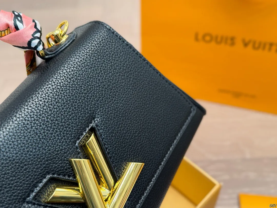 &yen;150折叠盒 LV翻盖斜挎包Twist 气场强大又百搭大气的包包 抓住夏日阳光☀️ 时髦又有活力感～ 尺寸25 16