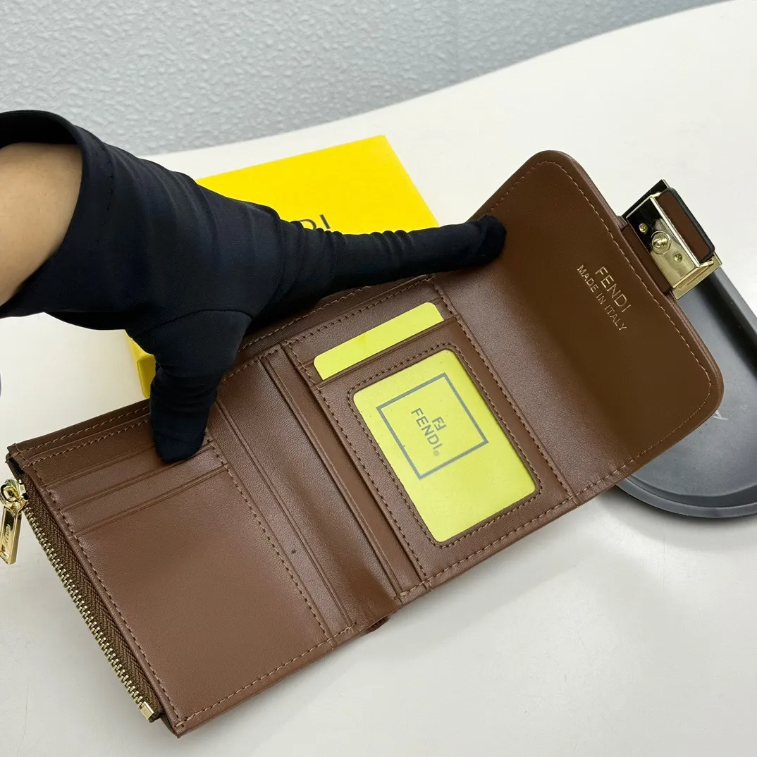 p90🎀芬迪 8013🎀颜色 黑色 黑棕🎀尺寸 10*8.5*2.5 🎀Fendi专柜火爆登场！采用进口小牛皮，做工精致， 媲美专柜！多功能小钱包，超级实用！