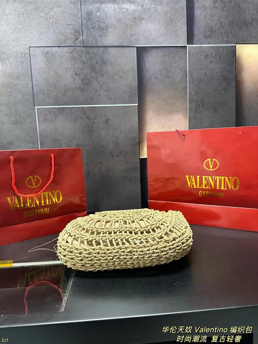 P135配盒 华伦天奴 Valentino 编织包 Valentino华伦天奴Loco绝美仙女必备也太好看了叭手提单肩包解锁时尚魅力 可盐可甜整条街最靓的女孩 时尚减龄又轻便，大大的华伦天奴logo，时尚大气，喜欢的集美们抓紧入手吧！ 尺寸：32*24cm