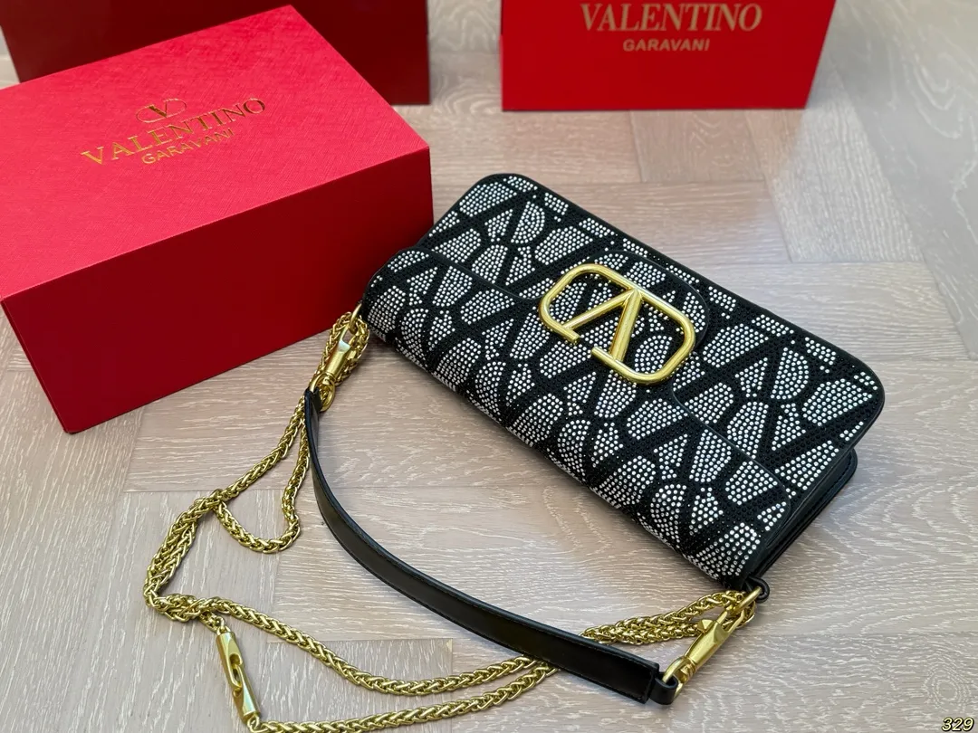 &yen;165/&yen;160折叠盒 华伦天奴Valentino星钻版手提包 金属质感 大大logo 简约的包身廓形解锁时尚魅力 可盐可甜 让你成为整条街最靓的女孩 很百搭哦 yyds 尺寸：28 13/20 11