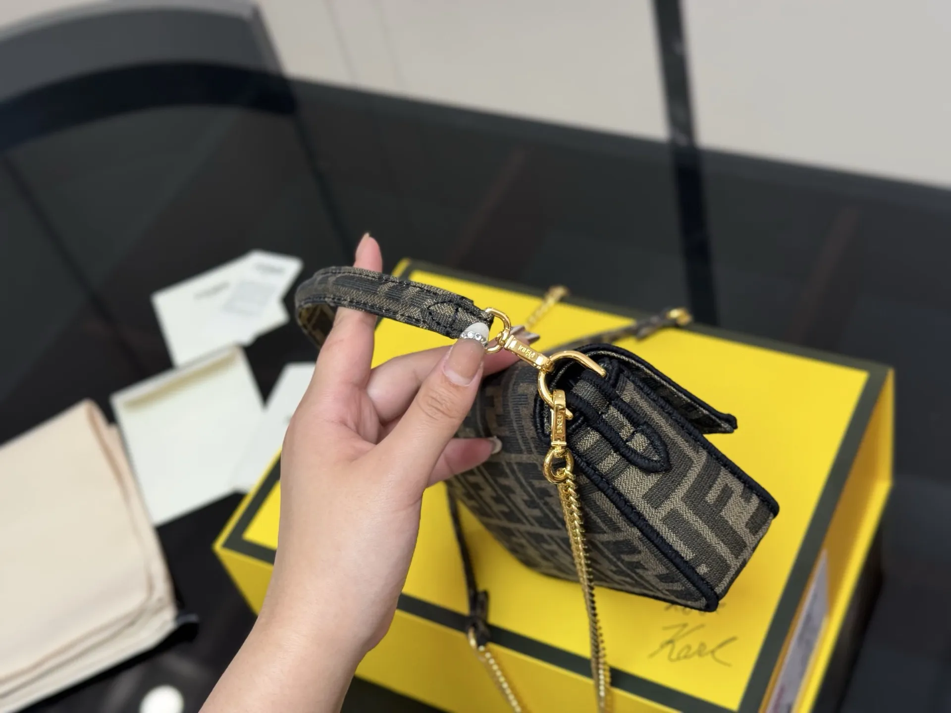 &yen;160 配折叠盒 size：20*12cm Fendi芬迪法棍包 （Baguette) 单肩、斜跨都不是问题， 有种慵慵懒懒的街头！！