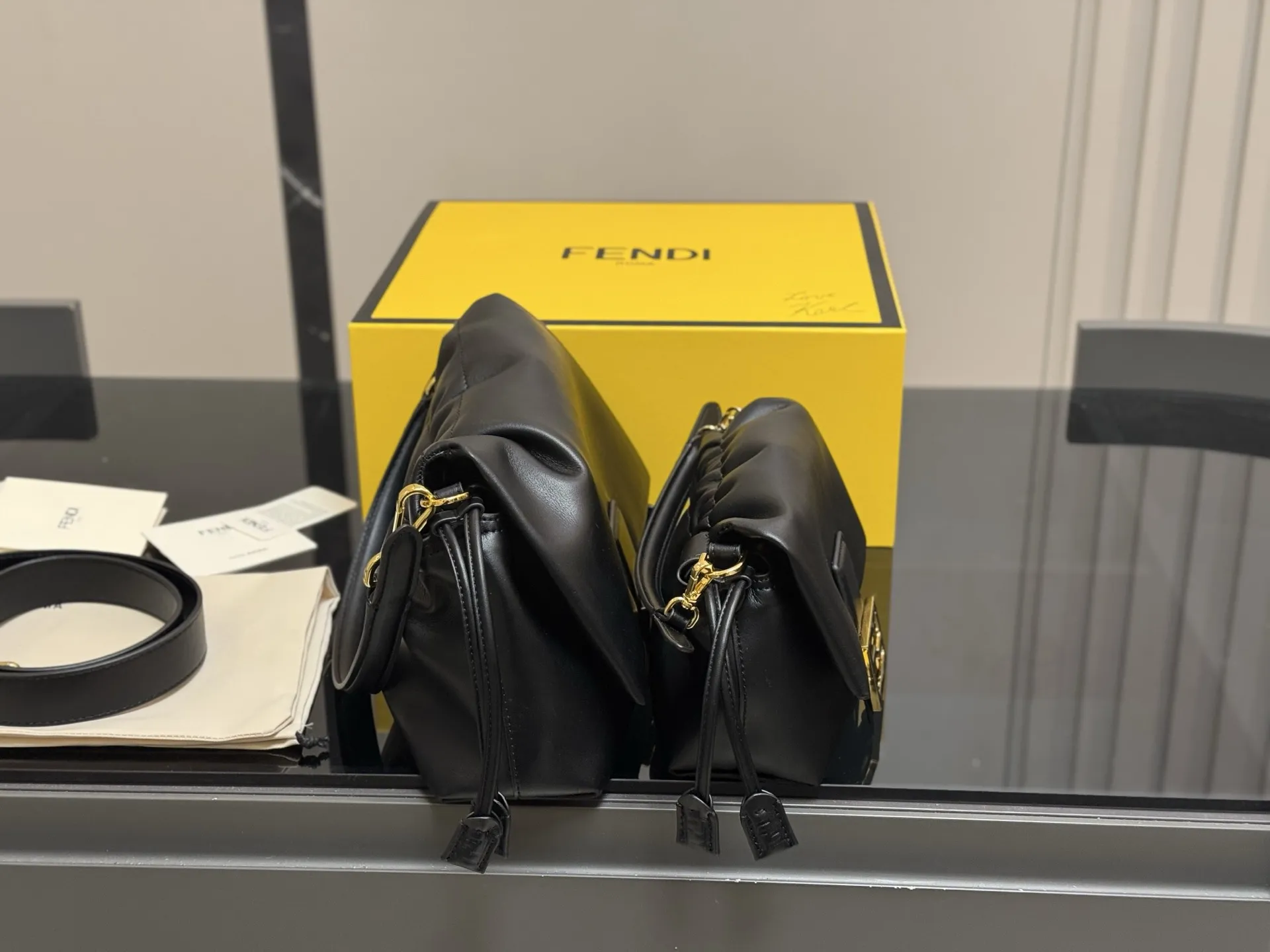 ¥190 ¥205 芬迪大胖是我今年要收入囊中的一款中古包 fendi老花百看不厌 金扣搭配 宝藏一-般的存在17cm 26cm配盒子