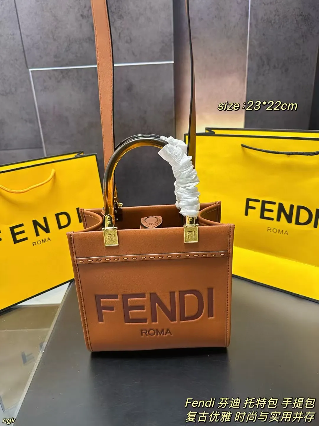 P160 配盒 Fendi 芬迪 托特包 手提包 好看又酷炫的芬迪包包,FENDI 托特包“阳光手提袋”高级感十足,小小的冲击感中又带有精致与质感,复古风,外观够简约,随便搭配一身,出门立马是焦点。实用与时尚并存,不管是出行游玩或是通勤工作都很适合,衣服牛仔或是简约衬衫以及休闲装都不在话下。 尺寸:23*22CM