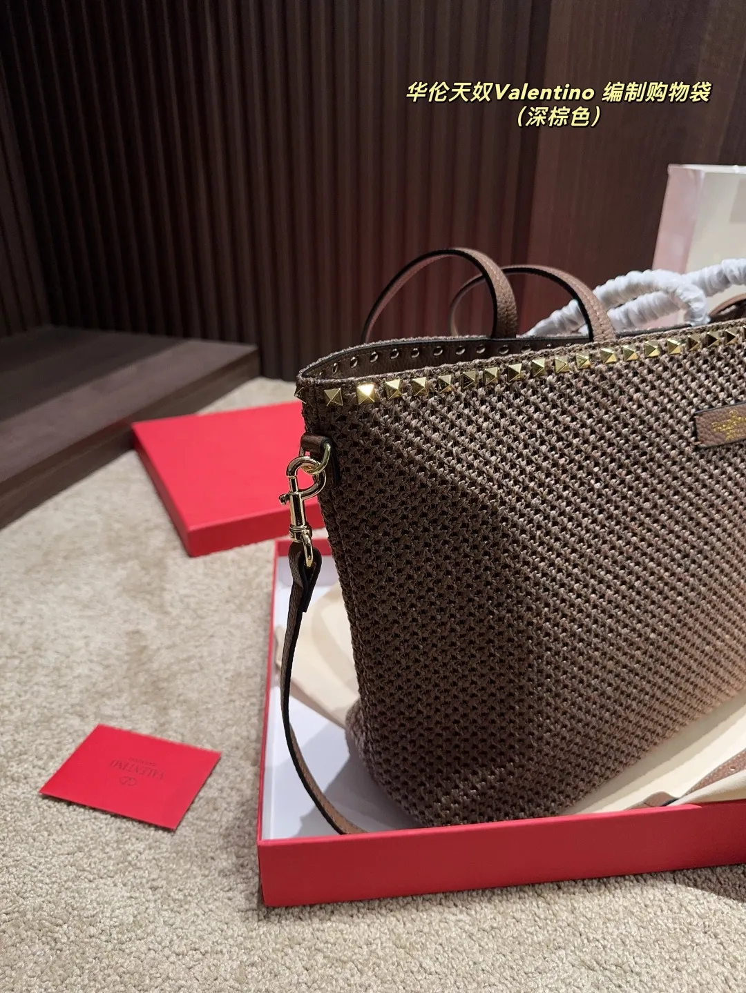 p170配盒⚠️尺寸45.28 华伦天奴Valentino 编制购物袋 俏皮超个性谁背谁好看 掩饰不住的洋气 精致走线 拼色很有特点 巨百搭可随心日常搭配 休闲俏皮同时又带着一点o名媛范 必将成为新年春夏的超级爆款 ♥️
