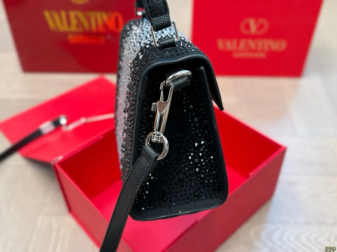 ¥170折叠盒 华伦天奴Valentino星钻版手提包 简约的包身廓形解锁时尚魅力 可盐可甜 让你成为整条街最靓的女孩 很百搭哦 yyds 尺寸:18 14