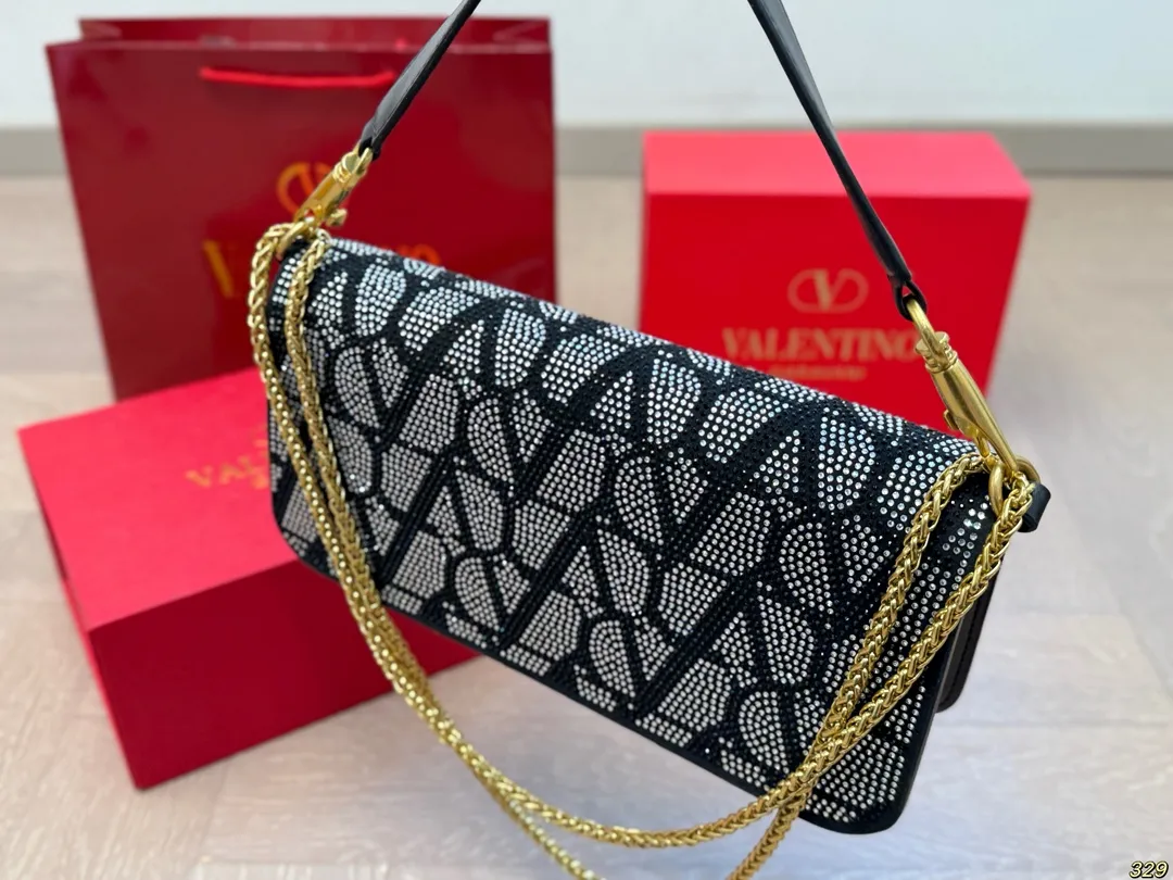 &yen;165/&yen;160折叠盒 华伦天奴Valentino星钻版手提包 金属质感 大大logo 简约的包身廓形解锁时尚魅力 可盐可甜 让你成为整条街最靓的女孩 很百搭哦 yyds 尺寸：28 13/20 11