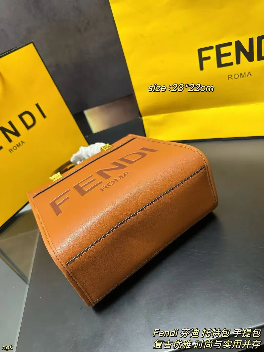 P160 配盒 Fendi 芬迪 托特包 手提包 好看又酷炫的芬迪包包，FENDI 托特包&ldquo;阳光手提袋&rdquo;高级感十足，小小的冲击感中又带有精致与质感，复古风，外观够简约，随便搭配一身，出门立马是焦点。实用与时尚并存，不管是出行游玩或是通勤工作都很适合，衣服牛仔或是简约衬衫以及休闲装都不在话下。 尺寸：23*22CM