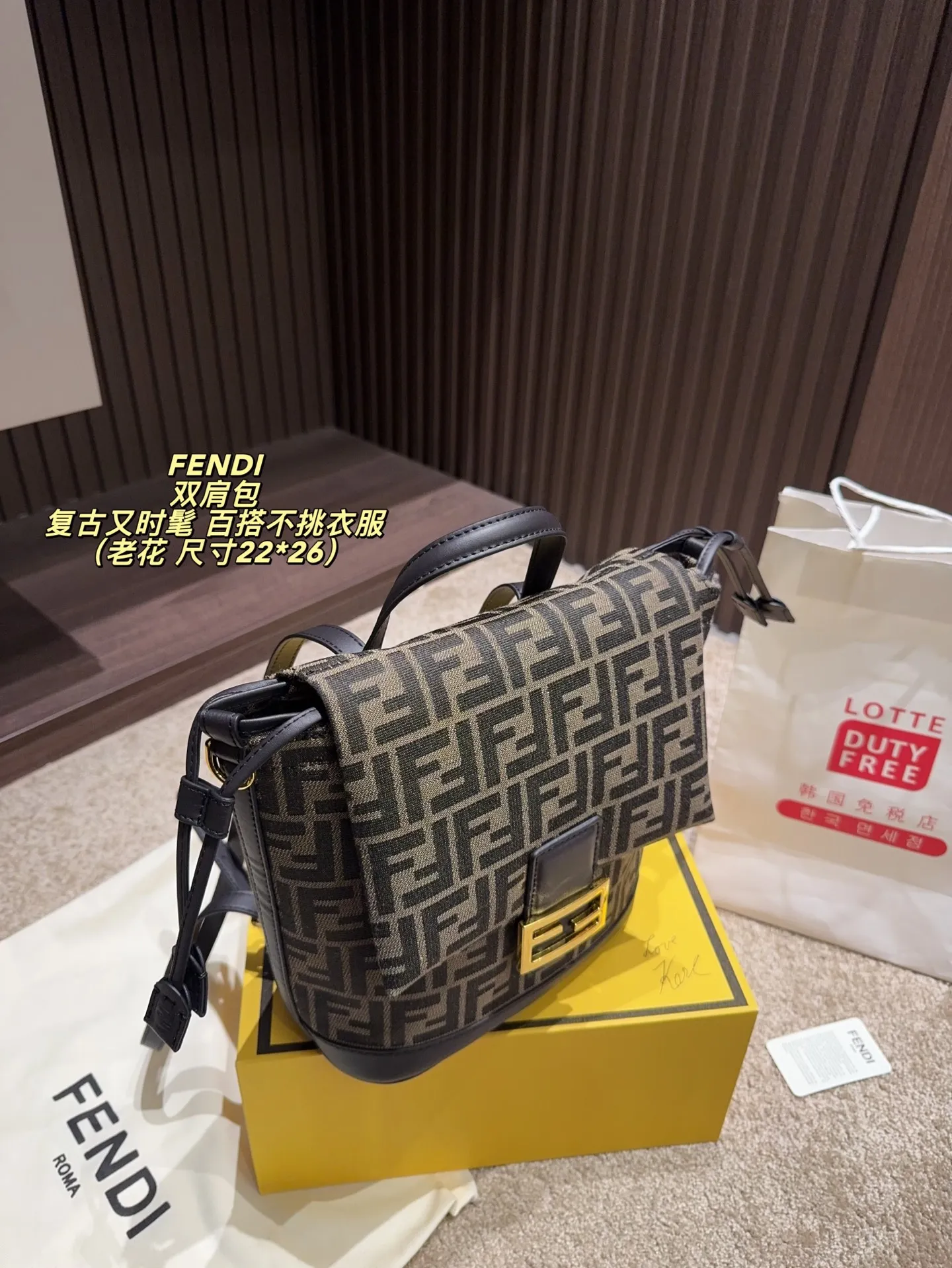 老花P195配折叠盒⚠️尺寸22*26 渐变蓝 灰牛仔P205配折叠盒⚠️尺寸22*26 Fendi 芬迪 双肩包 FF标志帆布+棕色皮革饰边，复古又时髦。抽绳翻盖＋金属扣，安全又有辨识度。容量适中，通勤or短途旅行都OK！肩带可调节，背负舒适，百搭不挑衣服，休闲or正式都能轻松驾驭