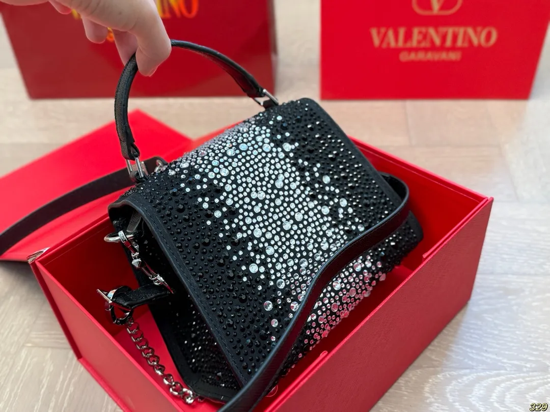 ¥170折叠盒 华伦天奴Valentino星钻版手提包 简约的包身廓形解锁时尚魅力 可盐可甜 让你成为整条街最靓的女孩 很百搭哦 yyds 尺寸:18 14