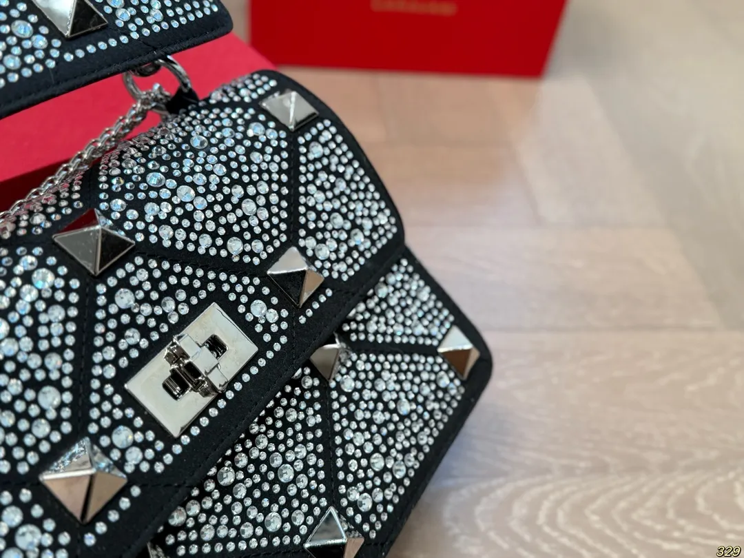 ¥210折叠盒 华伦天奴Valentino星钻版手提包 简约的包身廓形解锁时尚魅力 可盐可甜 让你成为整条街最靓的女孩 很百搭哦 yyds 尺寸:24 16