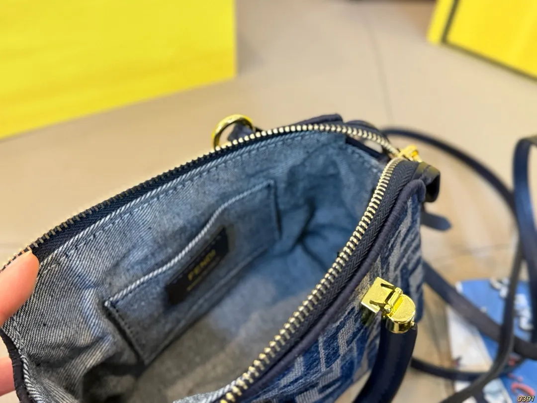 &yen;145折叠盒 芬迪枕头包Mini By The Way系列 fendi小身材大容量 小小只巨可爱 可手提可斜挎 上身可甜可盐！ 尺寸17 12