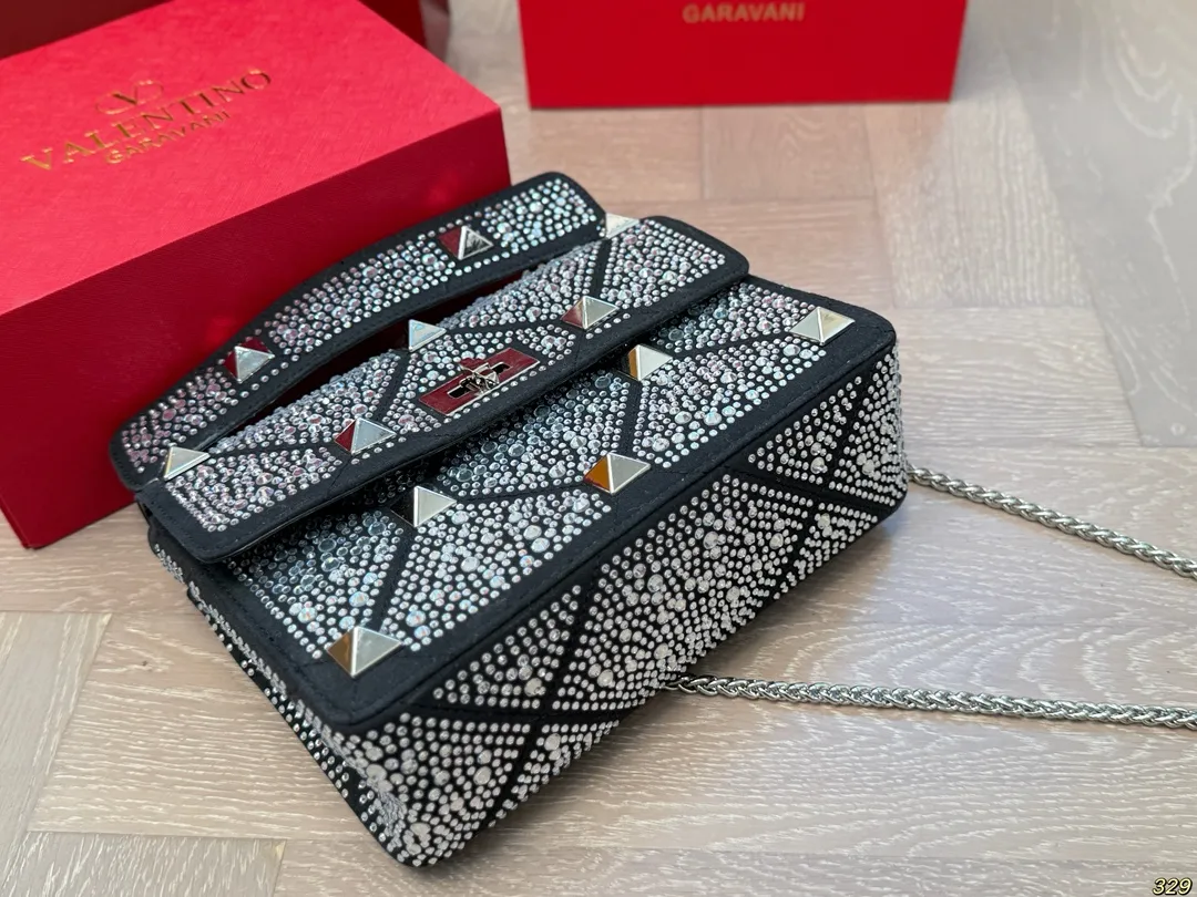 ¥210折叠盒 华伦天奴Valentino星钻版手提包 简约的包身廓形解锁时尚魅力 可盐可甜 让你成为整条街最靓的女孩 很百搭哦 yyds 尺寸:24 16