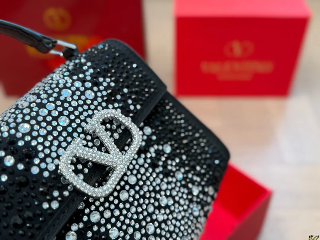 &yen;170折叠盒 华伦天奴Valentino星钻版手提包 简约的包身廓形解锁时尚魅力 可盐可甜 让你成为整条街最靓的女孩 很百搭哦 yyds 尺寸：18 14