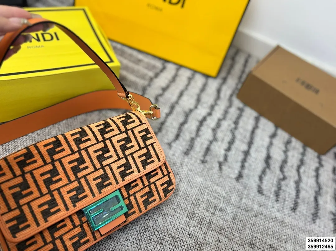 p170 p165配折叠盒 size：27.17/20.13 Fendi芬迪法棍包 （Baguette) 单肩、斜跨都不是问题， 有种慵慵懒懒的街头！！