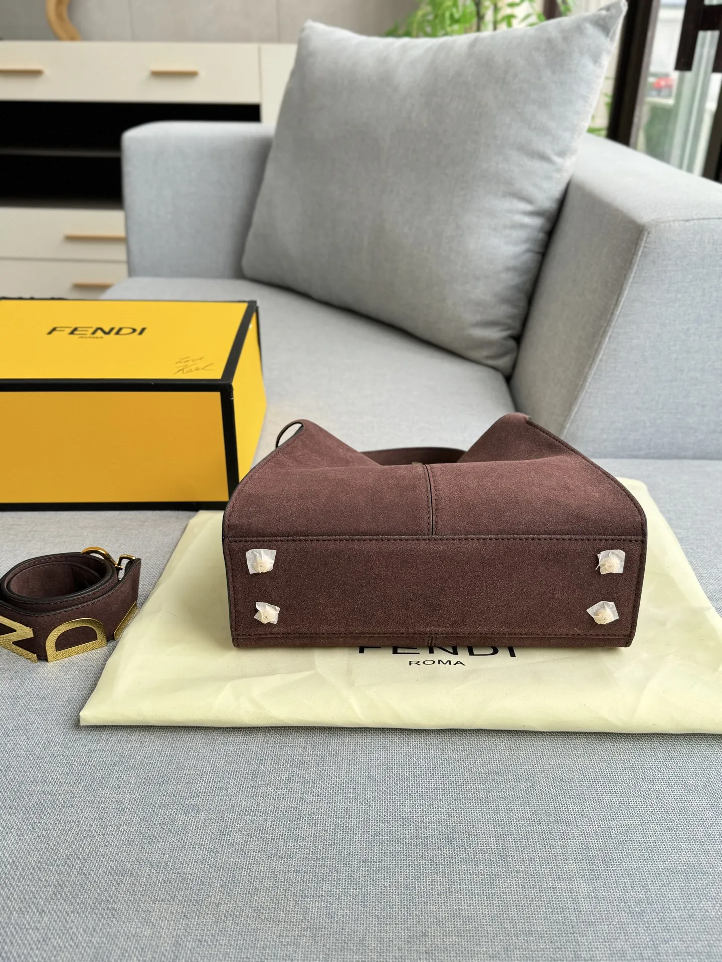 💰205 折叠盒 size：30&times;24 FENDI芬迪 麂皮 小猫包 单肩包 手提包 金属锁扣超有质感✨手提斜挎都OK，通勤休闲都能用！包身&ldquo;FENDI ROMA&rdquo;字样超有辨识度，内部空间合理，日常物品轻松收纳。 Peekaboo系列自2009年推出，优雅又实用，是FENDI标志性单品，时髦精们必入！