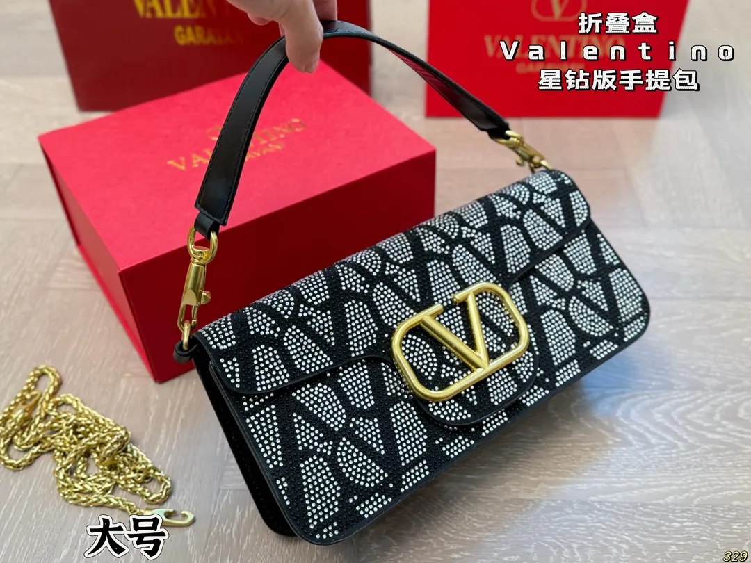 &yen;165/&yen;160折叠盒 华伦天奴Valentino星钻版手提包 金属质感 大大logo 简约的包身廓形解锁时尚魅力 可盐可甜 让你成为整条街最靓的女孩 很百搭哦 yyds 尺寸：28 13/20 11