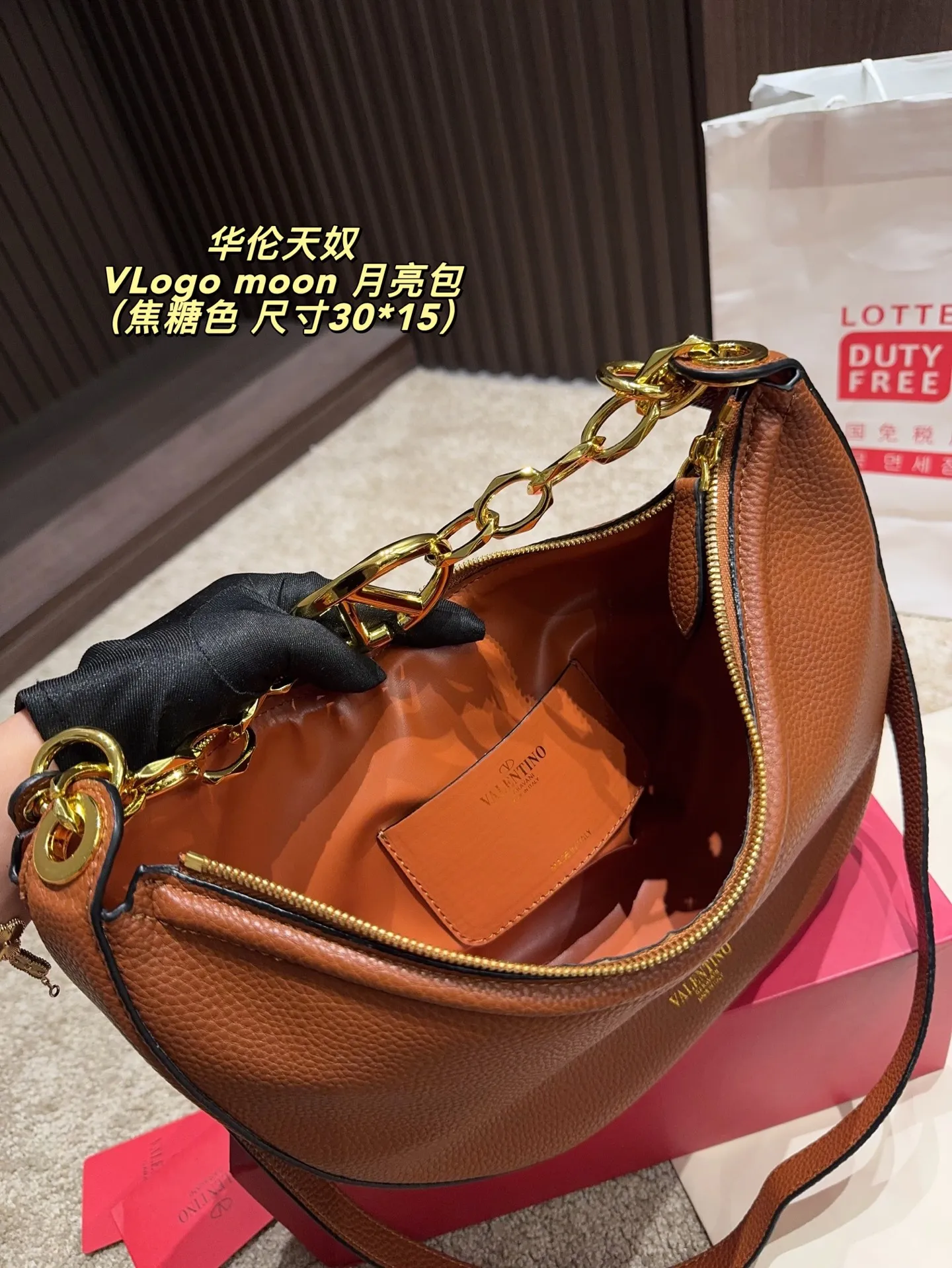 p185配盒⚠️尺寸30.15 华伦天奴 VLogo moon月亮包 用包包点亮沉闷的秋冬 Valentino的VLogo Moon手袋 就像月亮一样有着可爱又柔美的弯曲线条 VLogo金色链饰，复古精致 可拆卸肩带解锁多种穿搭方式 可以是休闲酷女孩 也可以是气质大女人 一包多搭，随心而定