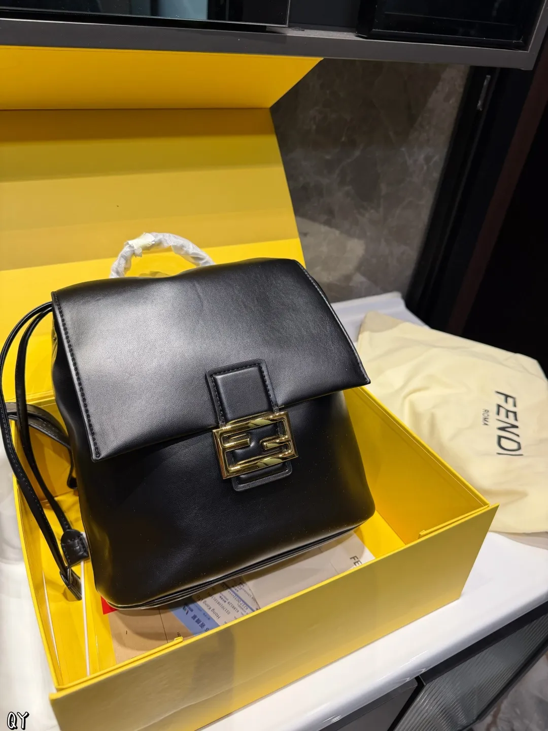 ❤️p175(折叠礼盒)❤️ Fendi老花双肩包 经典复古又时髦一眼沦陷容量超级能装 通勤出游都合适不管是搭配大衣还是休闲装都能轻松打造时髦造型 尺寸24×24