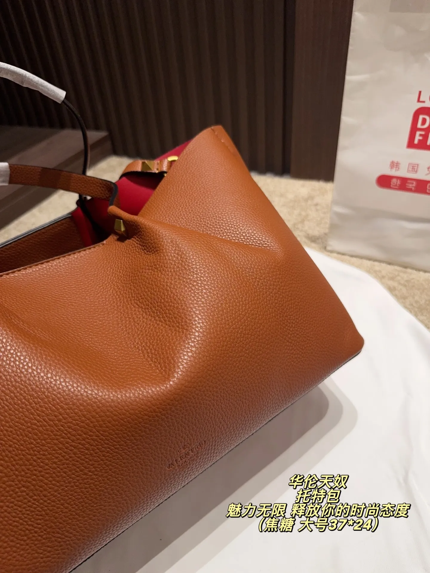 大号p190 无盒⚠️尺寸37*24 小号P185 无盒⚠️尺寸25*17 华伦天奴 Valentino托特包 魅力无限 释放你的时尚态度 外形独特，有很多可爱的颜色可选，简直是不可错过的时尚单品 不同于帆布包的柔软，背在身上主打一个肆意洒脱的感觉，超有质感，时尚达人超爱