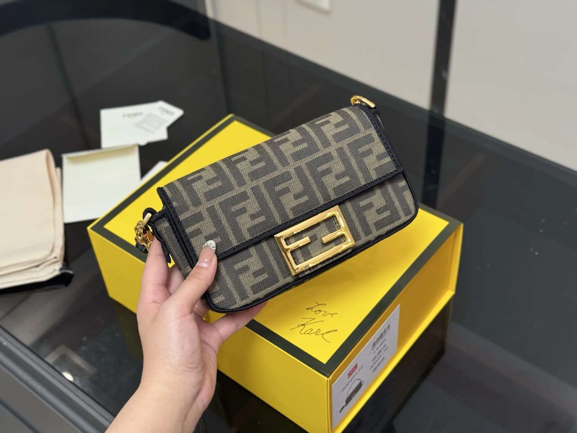 ¥160 配折叠盒 size:20*12cm Fendi芬迪法棍包 (Baguette) 单肩、斜跨都不是问题, 有种慵慵懒懒的街头!!