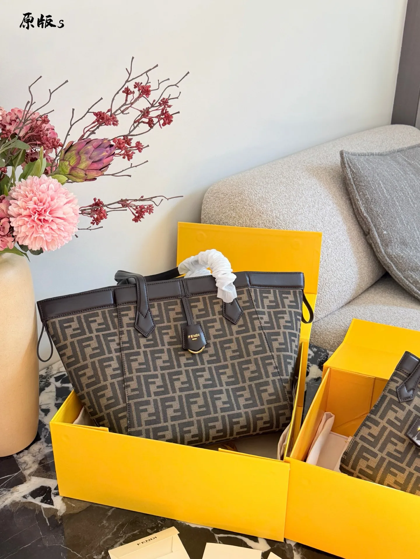 p200p215 Fendi Origami mini｜中号🔥折纸包遇到灵魂画手 #fendi #fendiorigami [哇R]Fendi Origami是我今年推荐过最多的包！大家都说，磁扣设计太香了，单手开包还有满满安全感🔐！ 早入早美！ 🔥Fendi Origami包看似简约，实则是工艺与创意的巅峰！ ✅ **一包两用**：轻轻一拉磁扣，从托特秒变水桶包，通勤、约会、旅行无缝切换，容量堪比&ldquo;移动衣橱&rdquo;。 ✅ **细节控狂喜**：38个精密零件+8颗磁扣，开合丝滑如折纸艺术，每个角度都散发高级慵懒的魅力！ 15cm27cm配盒子卡片