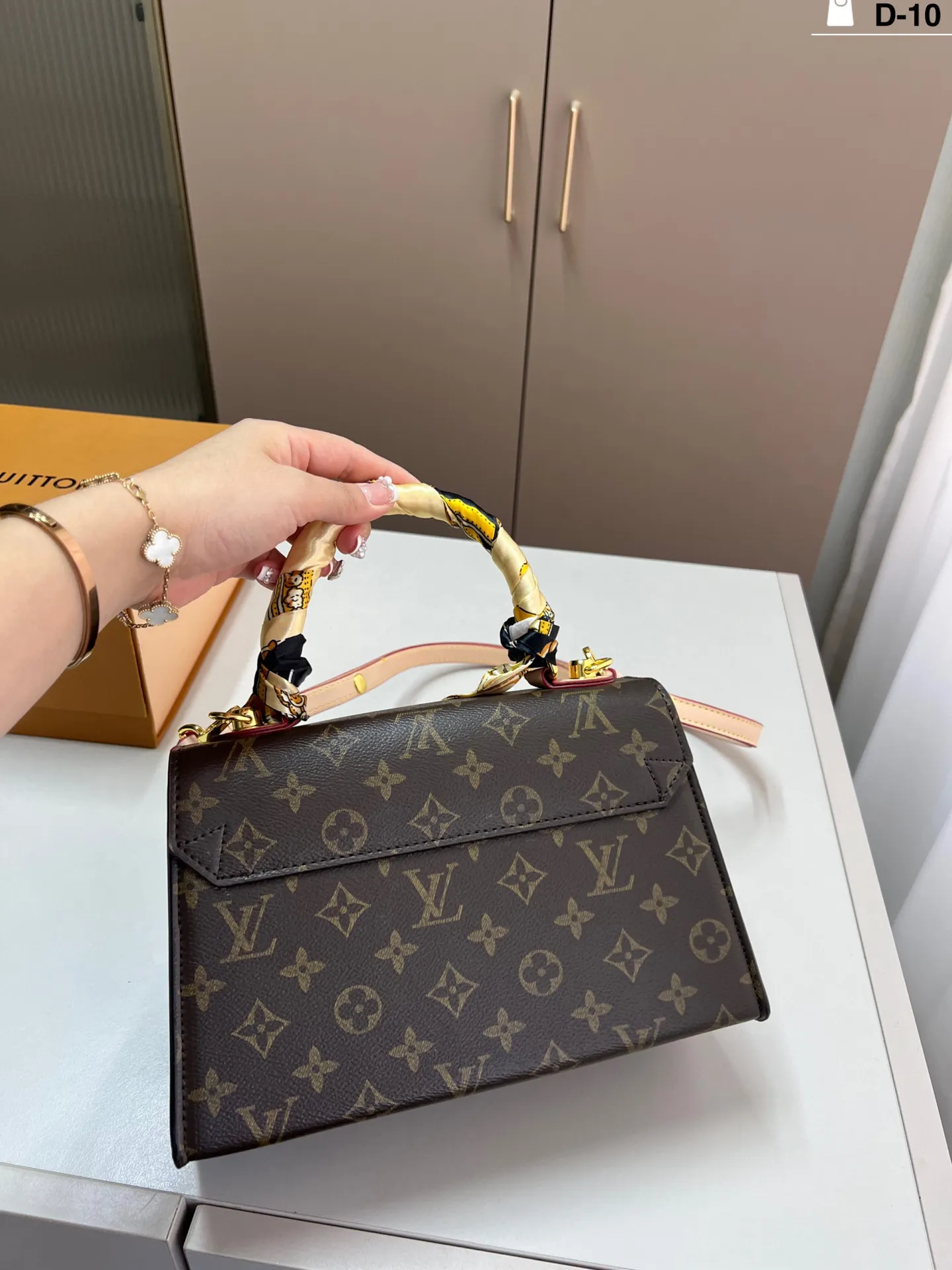 💰p150 lvTwist新款 旋转扣 气场强大实用又百搭 可以说是品牌中的经典 神仙颜值！ 实物真的高级有质感 D-10尺寸25&times;14折叠盒