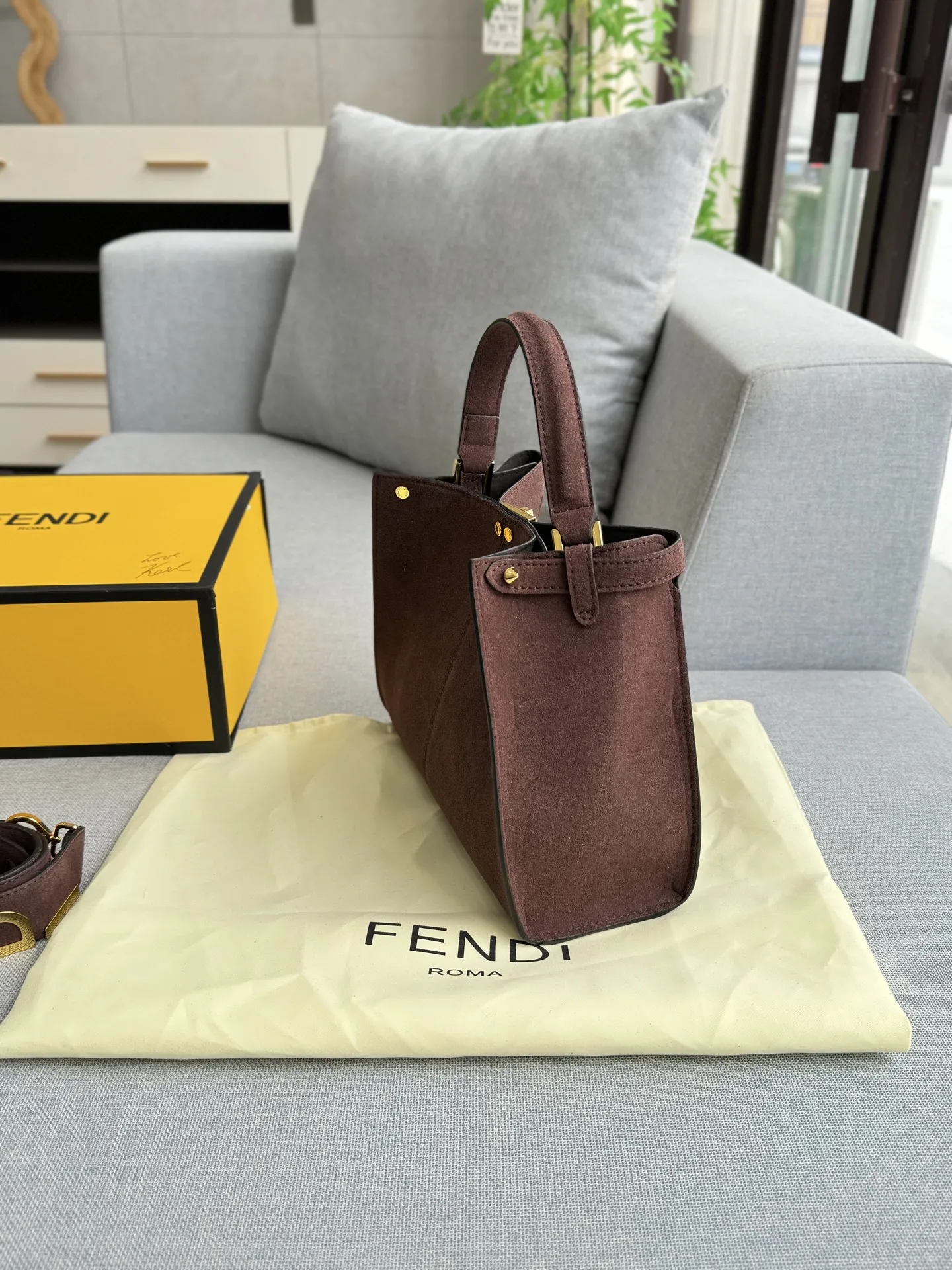 💰205 折叠盒 size:30×24 FENDI芬迪 麂皮 小猫包 单肩包 手提包 金属锁扣超有质感✨手提斜挎都OK,通勤休闲都能用!包身“FENDI ROMA”字样超有辨识度,内部空间合理,日常物品轻松收纳。 Peekaboo系列自2009年推出,优雅又实用,是FENDI标志性单品,时髦精们必入!