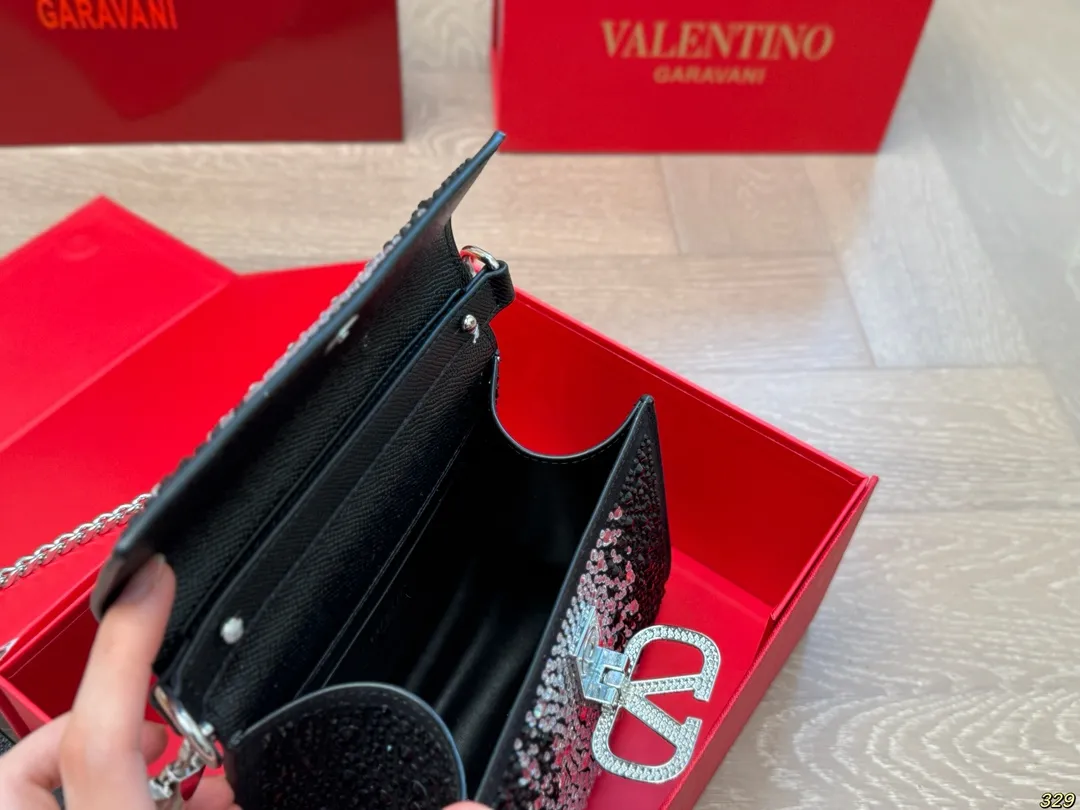 ¥170折叠盒 华伦天奴Valentino星钻版手提包 简约的包身廓形解锁时尚魅力 可盐可甜 让你成为整条街最靓的女孩 很百搭哦 yyds 尺寸:18 14