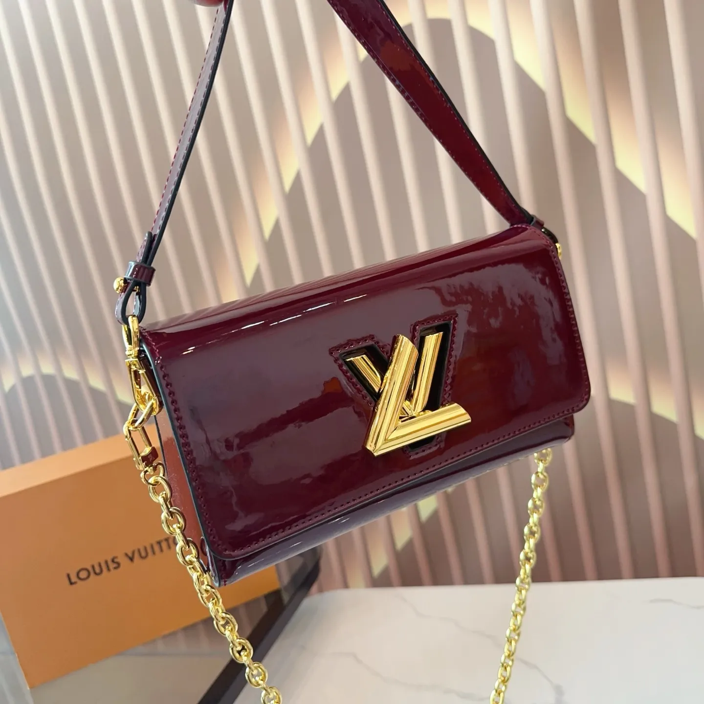 p145 全套包装 LV Twist链条包 复古优雅 永远的经典 正式休闲皆可 日常通勤无压力 尺寸 23&times;12 bd