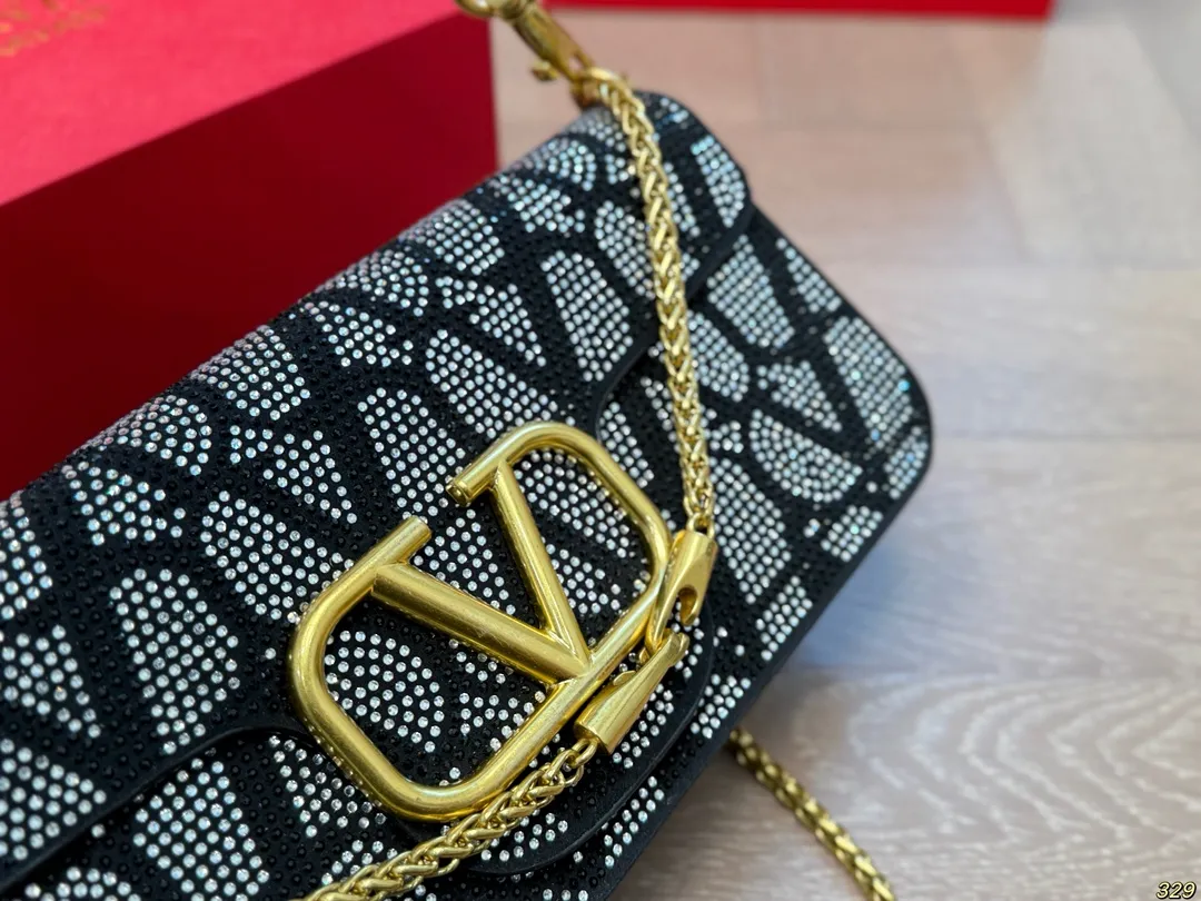 ¥165/¥160折叠盒 华伦天奴Valentino星钻版手提包 金属质感 大大logo 简约的包身廓形解锁时尚魅力 可盐可甜 让你成为整条街最靓的女孩 很百搭哦 yyds 尺寸:28 13/20 11