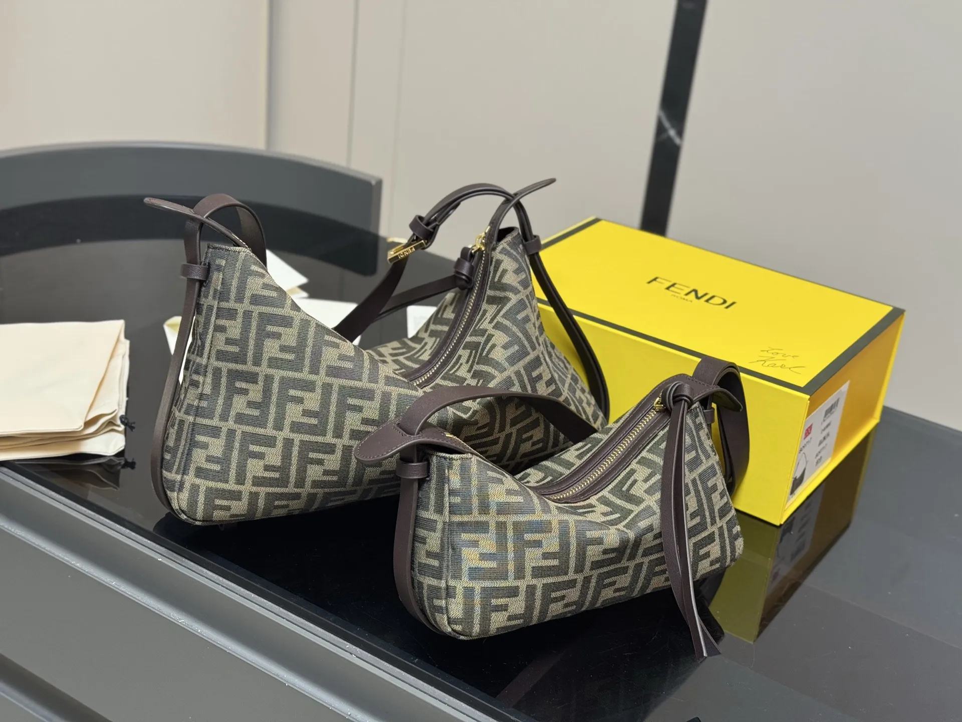 ¥185 无盒 ¥175 配盒 Fendi芬迪hobo ✅原单高品 优雅高级 百看不腻 偏爱它的时尚和洒脱 尺寸:33.19cm 22.12cm