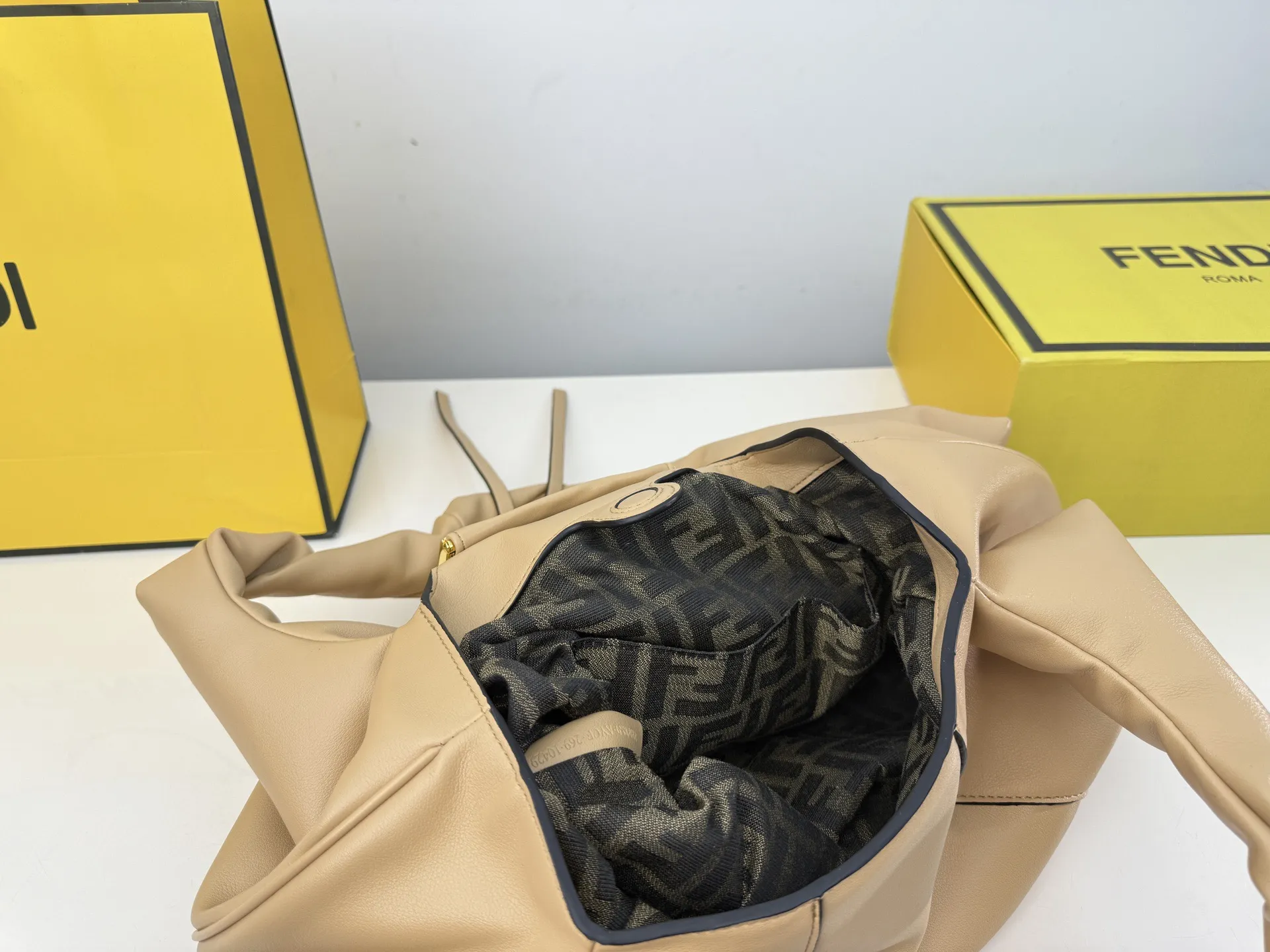 （折叠盒⚠️）p260/p240 芬迪新款包身隐藏的 &ldquo;机关锁&rdquo;开合像解密一样有趣，名字&ldquo;SPY&rdquo;（间谍）由此而来。 包口小口袋低调又充满心机感，像好朋友一样守护着你的秘密 ，更像是一双有智慧的眼睛带你&ldquo;窥探&rdquo;世界 可调节肩带：单肩、斜挎或手拎，适合不同场合。 size：33*27cm（大） size：21*21cm（小）