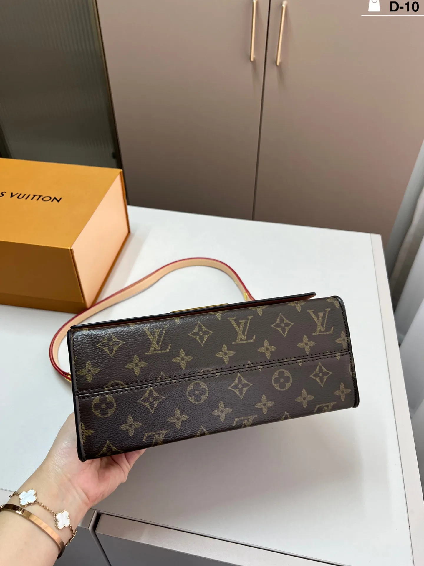 💰p150 lvTwist新款 旋转扣 气场强大实用又百搭 可以说是品牌中的经典 神仙颜值！ 实物真的高级有质感 D-10尺寸25&times;14折叠盒