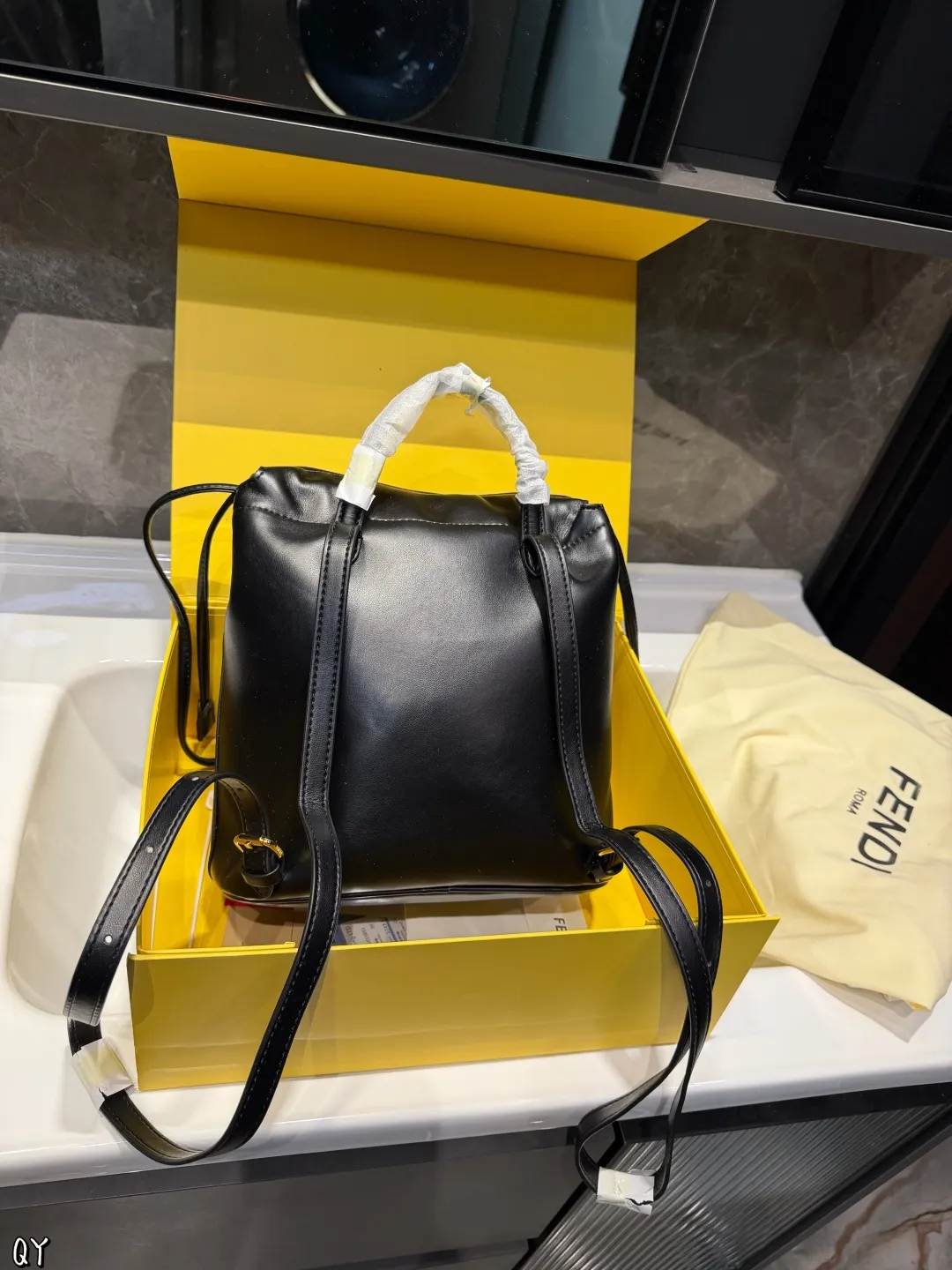 ❤️p175(折叠礼盒)❤️ Fendi老花双肩包 经典复古又时髦一眼沦陷容量超级能装 通勤出游都合适不管是搭配大衣还是休闲装都能轻松打造时髦造型 尺寸24×24