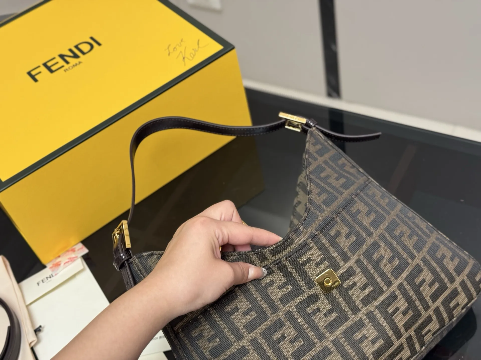 ¥170 配折叠盒 Fendi zucca 老花牛角包 芬迪牛角包真的好看又好背 万年经典 硬版布面 包身挺括 size :30.24cm