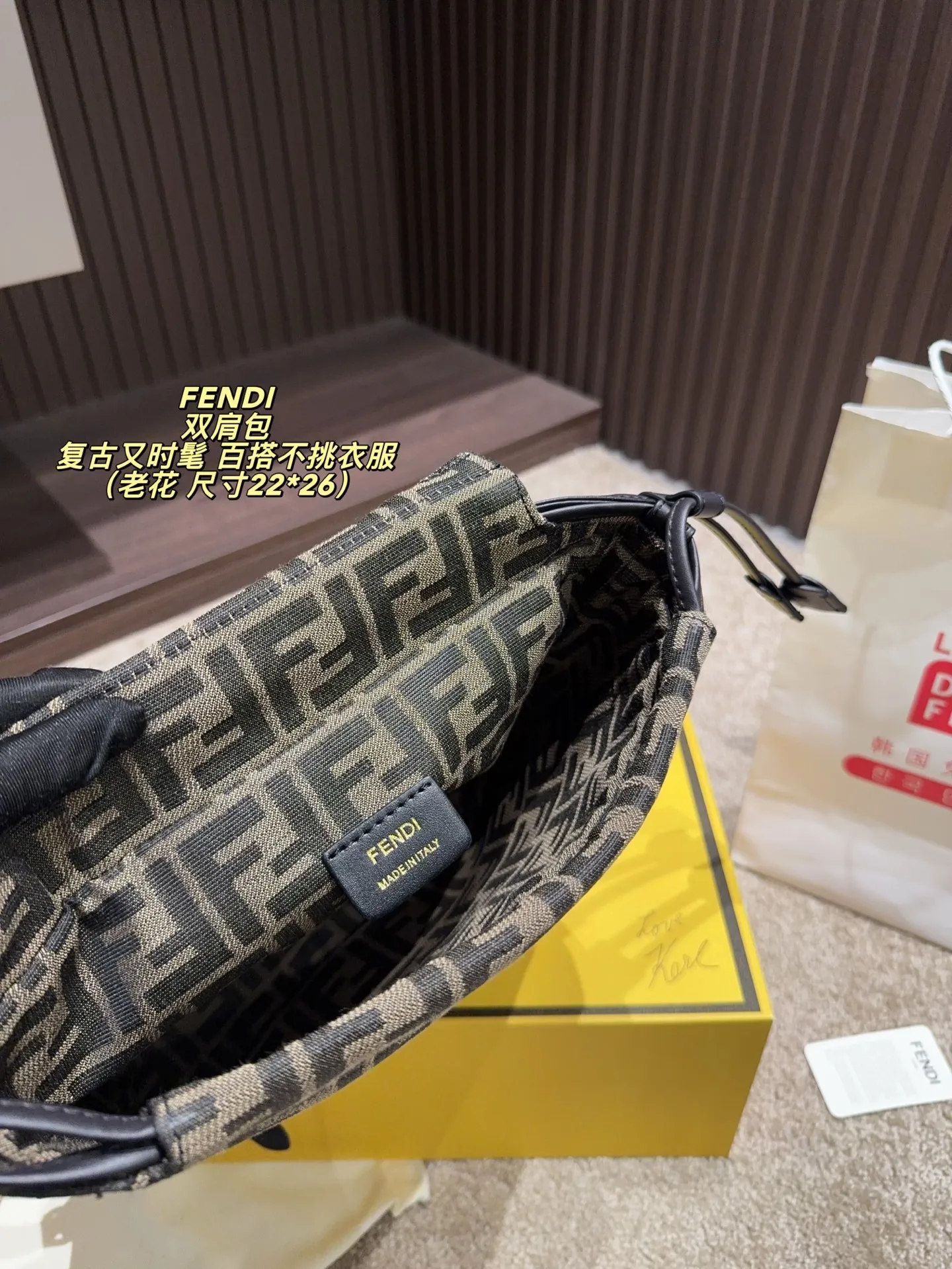 老花P195配折叠盒⚠️尺寸22*26 渐变蓝 灰牛仔P205配折叠盒⚠️尺寸22*26 Fendi 芬迪 双肩包 FF标志帆布+棕色皮革饰边,复古又时髦。抽绳翻盖+金属扣,安全又有辨识度。容量适中,通勤or短途旅行都OK!肩带可调节,背负舒适,百搭不挑衣服,休闲or正式都能轻松驾驭