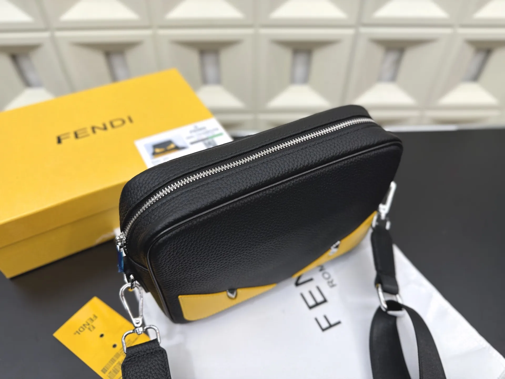 P125 Fendi 芬迪 小怪兽邮差包 单肩包 男女通用斜挎包 经典百搭 实物拍摄 配送礼盒 24 x 16 cm。