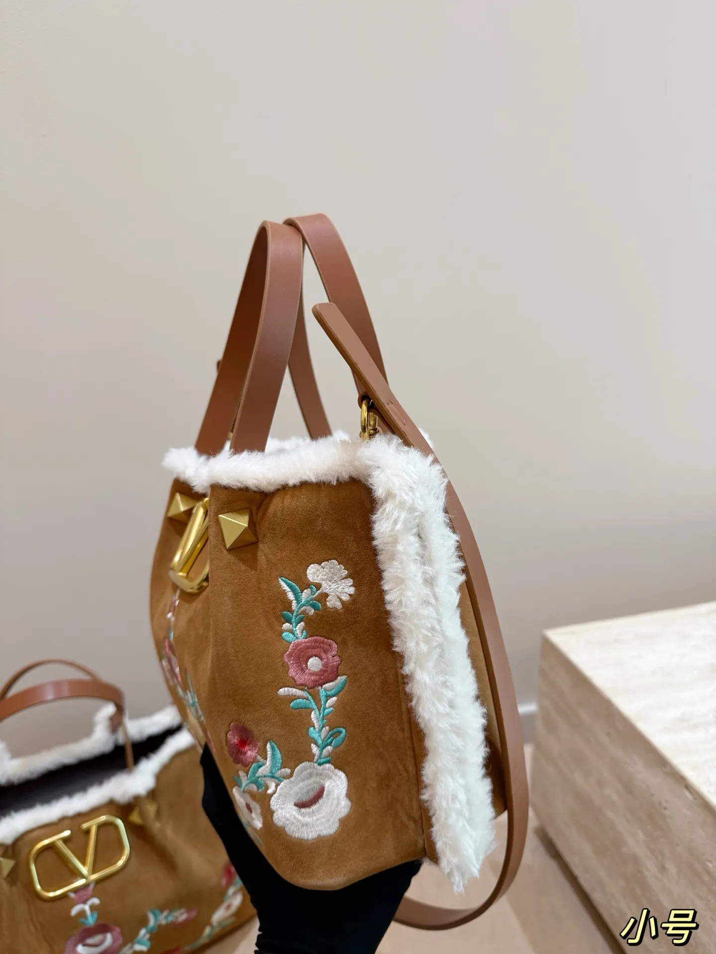 大号P240 无盒⚠️尺寸37*24 小号P235 无盒⚠️尺寸25*19 华伦天奴 Valentino麂皮羊羔毛托特包 魅力无限 释放你的时尚态度 外形独特，有很多可爱的颜色可选，简直是不可错过的时尚单品 不同于帆布包的柔软，背在身上主打一个肆意洒脱的感觉，超有质感，时尚达人超爱