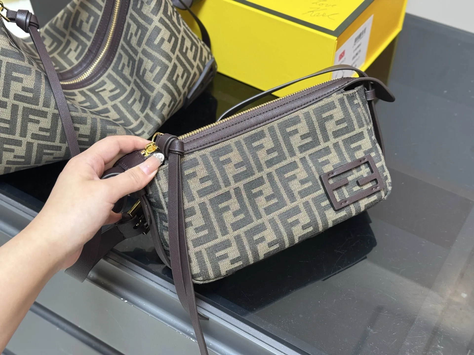 ¥185 无盒 ¥175 配盒 Fendi芬迪hobo ✅原单高品 优雅高级 百看不腻 偏爱它的时尚和洒脱 尺寸:33.19cm 22.12cm