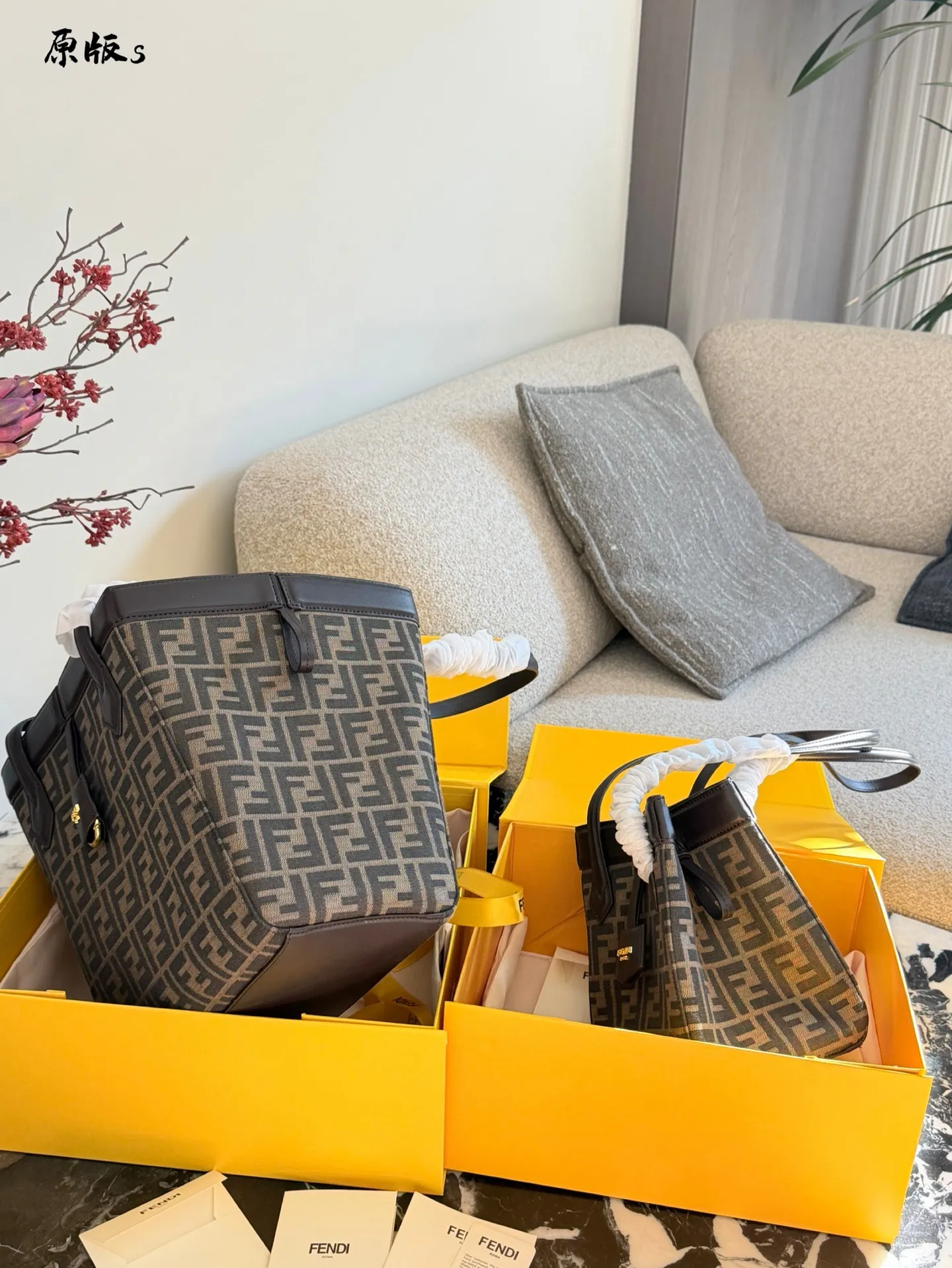 p200p215 Fendi Origami mini｜中号🔥折纸包遇到灵魂画手 #fendi #fendiorigami [哇R]Fendi Origami是我今年推荐过最多的包！大家都说，磁扣设计太香了，单手开包还有满满安全感🔐！ 早入早美！ 🔥Fendi Origami包看似简约，实则是工艺与创意的巅峰！ ✅ **一包两用**：轻轻一拉磁扣，从托特秒变水桶包，通勤、约会、旅行无缝切换，容量堪比&ldquo;移动衣橱&rdquo;。 ✅ **细节控狂喜**：38个精密零件+8颗磁扣，开合丝滑如折纸艺术，每个角度都散发高级慵懒的魅力！ 15cm27cm配盒子卡片