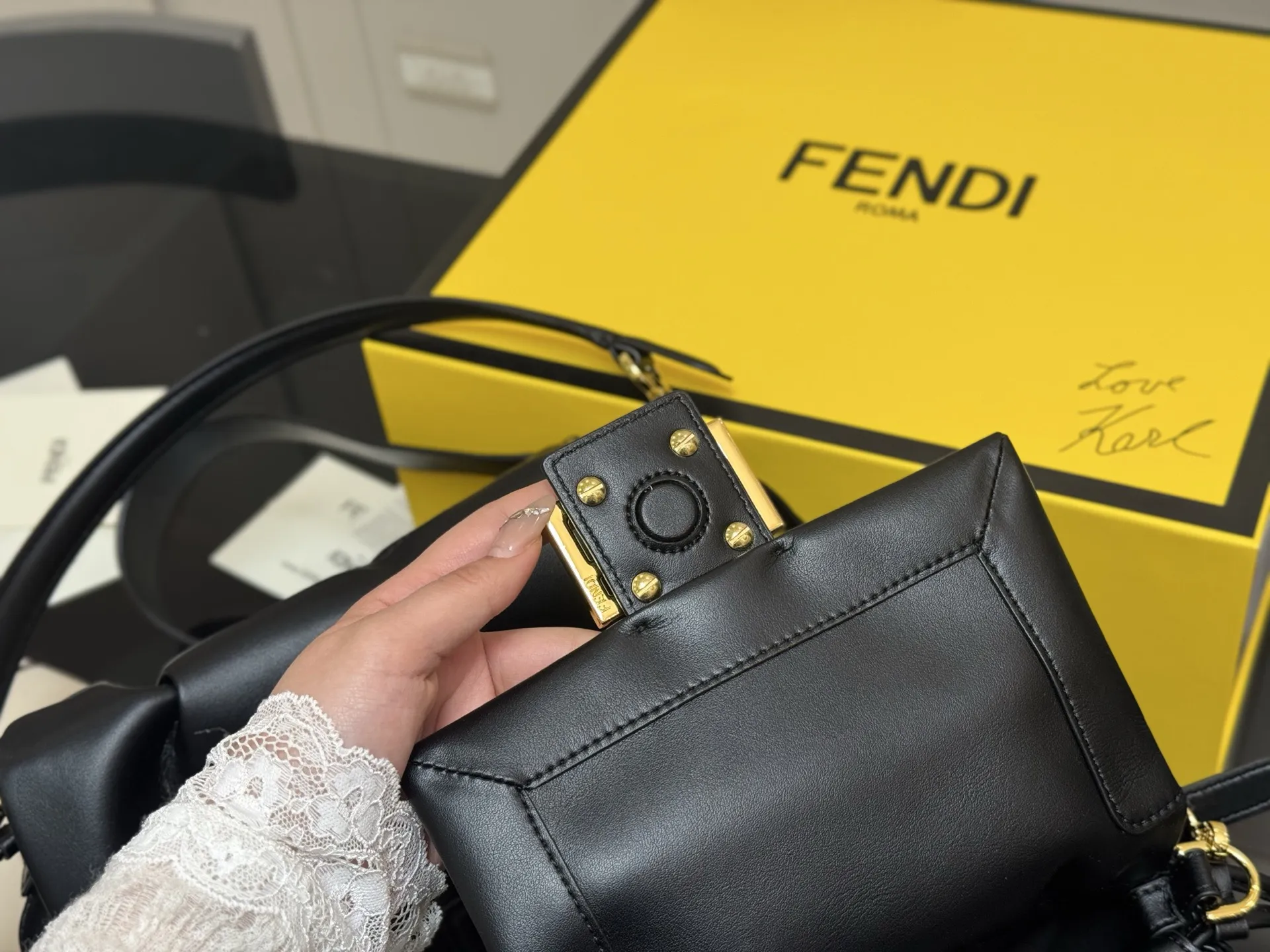 &yen;190 &yen;205 芬迪大胖是我今年要收入囊中的一款中古包 fendi老花百看不厌 金扣搭配 宝藏一-般的存在17cm 26cm配盒子