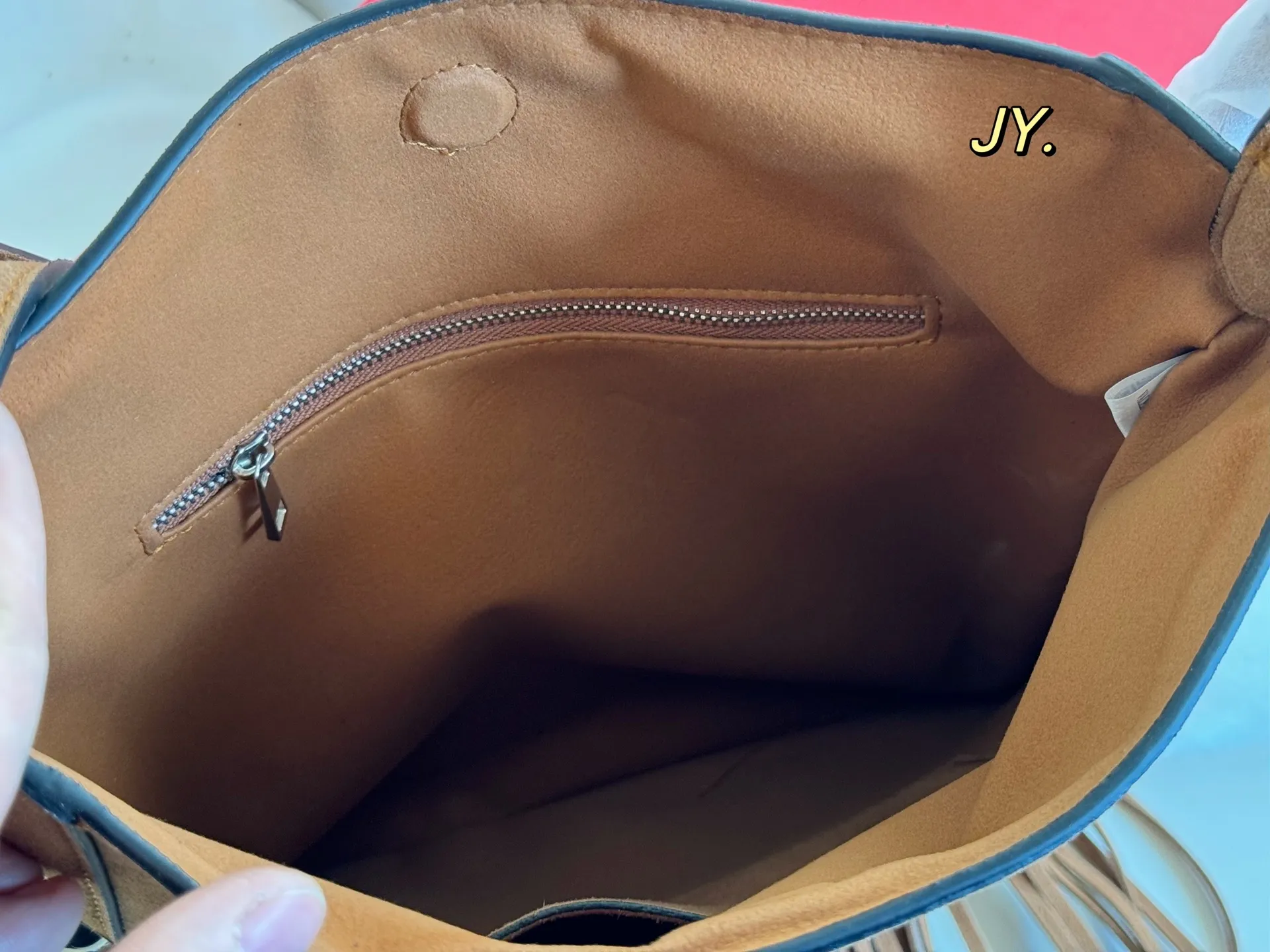 P170(配盒) size:28×30 VALENTINO华伦天奴麂皮绒柳钉流苏托特包💕 质感很高级,皮料超好 可调节肩带,多种背法 容量超级大也很耐用~ 随性慵懒,日常出街必备