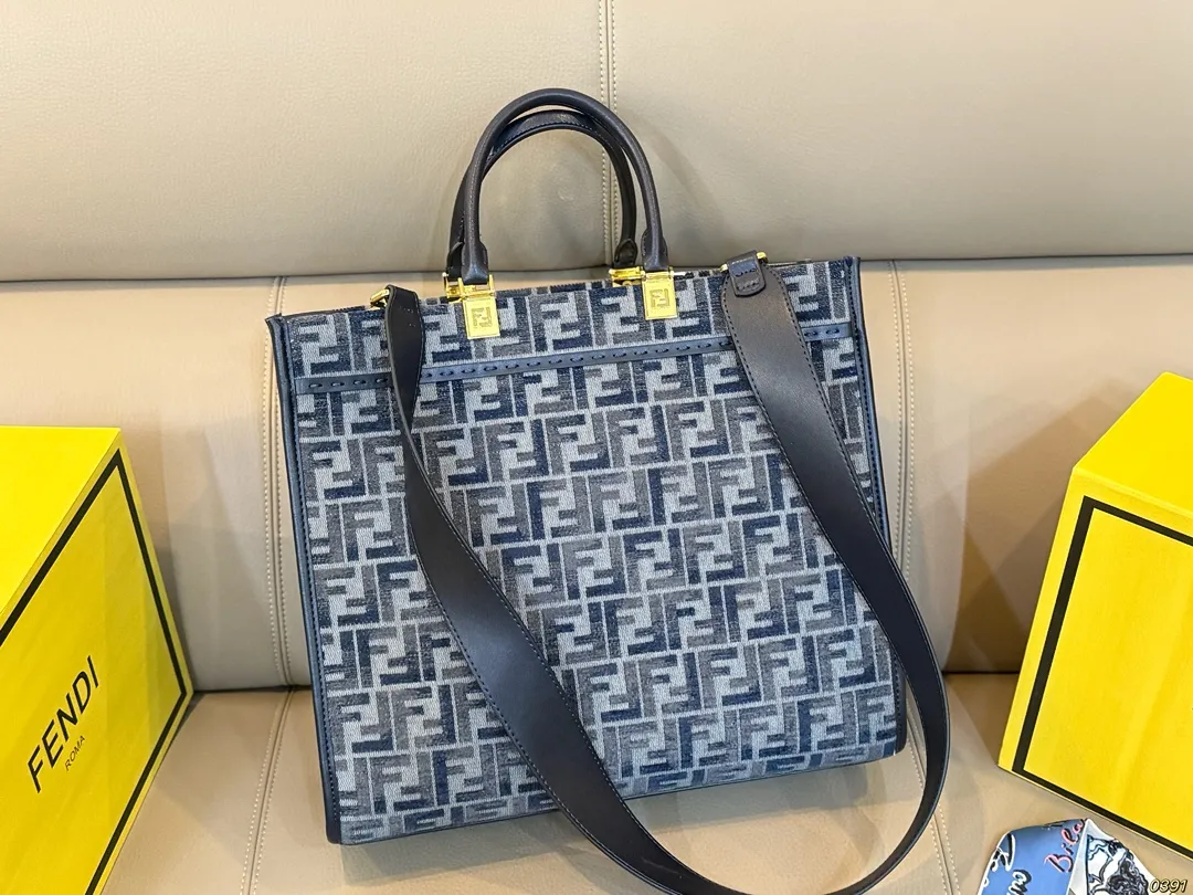 &yen;175/&yen;170，小号配折叠盒 芬迪 fendi托特包 颜值 容量都非常的可 又潮又酷 潮酷时尚女孩必入款 适合日常 通勤 出街 尺寸35 31/25 23