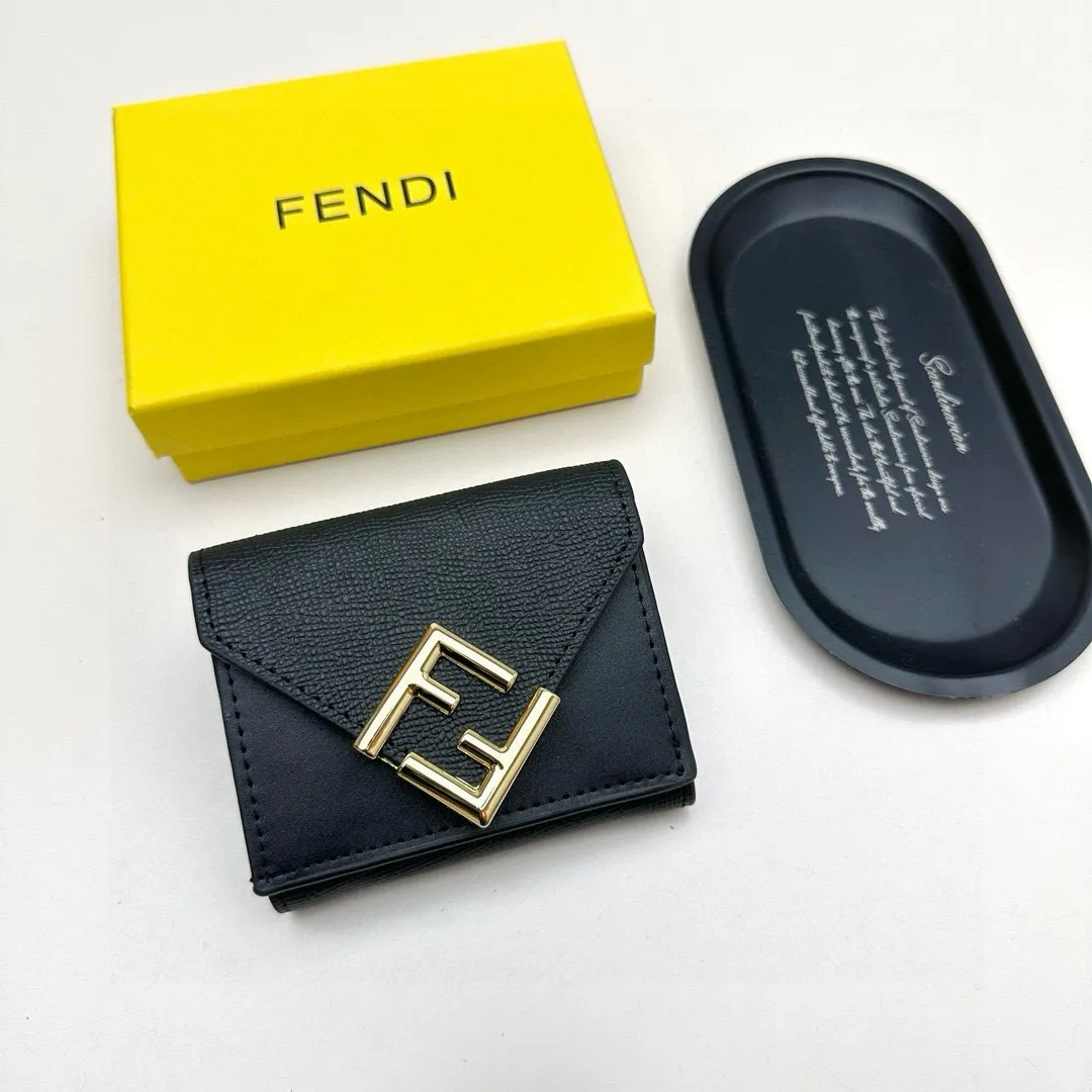 📢📢📢p95 芬迪 8352 💞颜色:黑色 大象灰 棕色 💞尺寸: 11*9*3 💞说明: Fendi专柜最新款火爆登场!采用进口小牛皮,做工精致, 媲美专柜!多功能小钱包,超级实用!💥