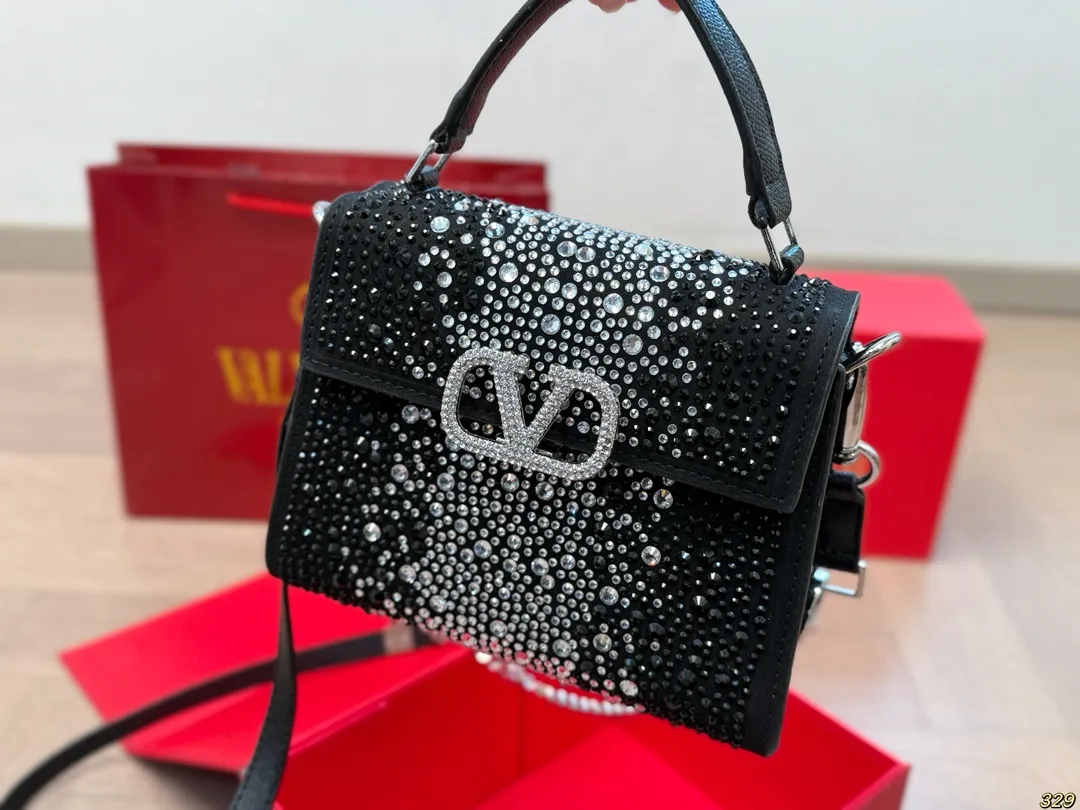 ¥170折叠盒 华伦天奴Valentino星钻版手提包 简约的包身廓形解锁时尚魅力 可盐可甜 让你成为整条街最靓的女孩 很百搭哦 yyds 尺寸:18 14