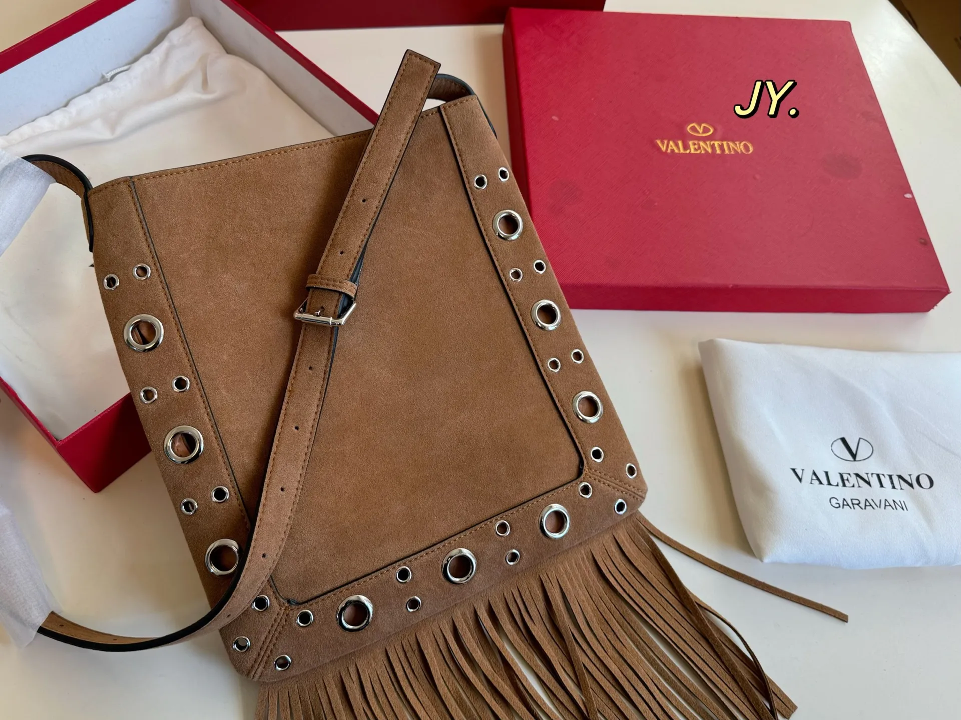 P170(配盒) size:28×30 VALENTINO华伦天奴麂皮绒柳钉流苏托特包💕 质感很高级,皮料超好 可调节肩带,多种背法 容量超级大也很耐用~ 随性慵懒,日常出街必备