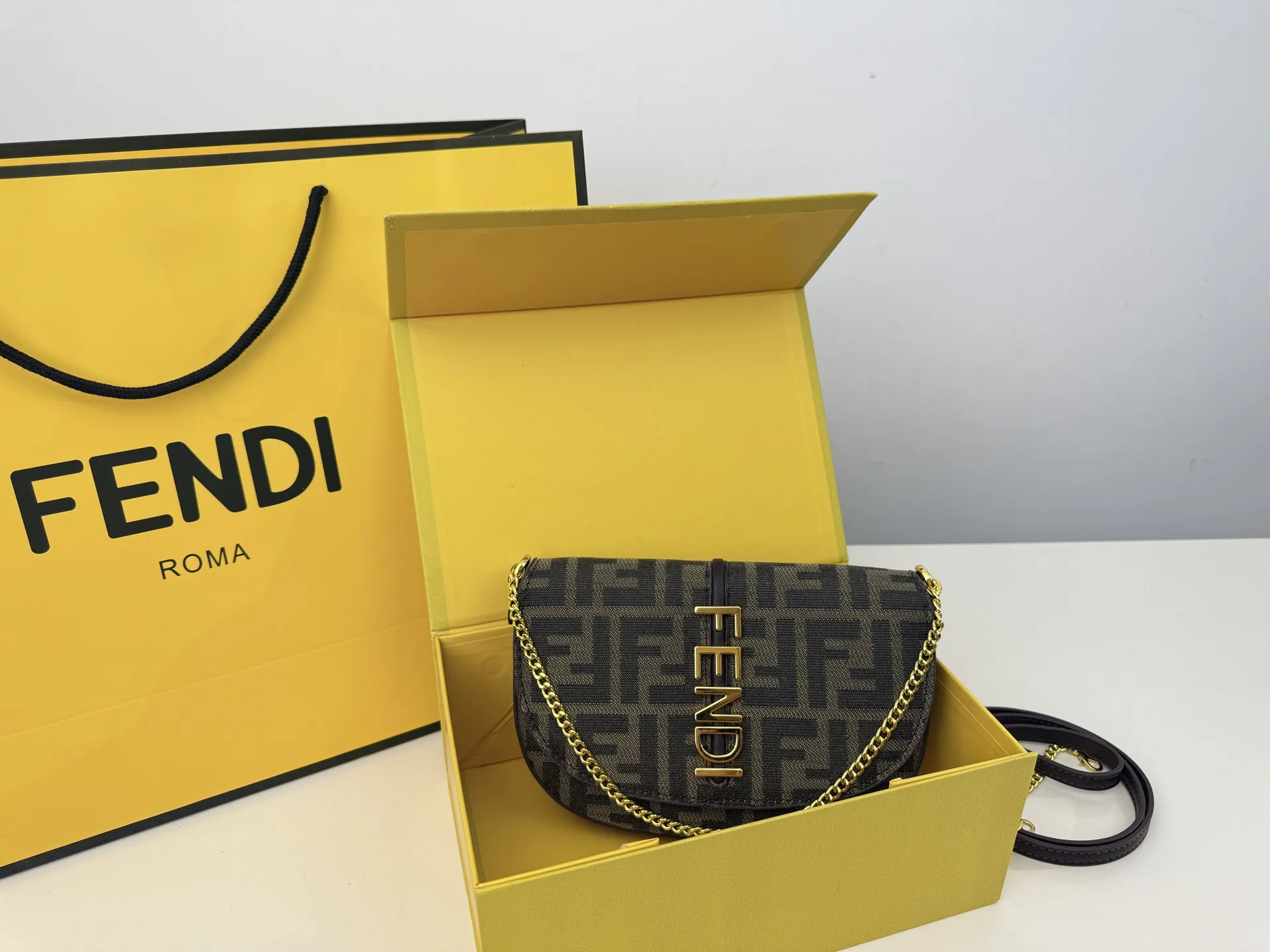 （折叠盒⚠️）p160 Fendi Baguette芬迪包第一眼就觉得砸中了我。加上有一根较长的肩带，非常实用。装个手机，口红，粉饼都毫无压力。看起来虽然不算太大但是绝对很能装。尺寸19 13