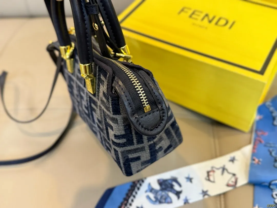 &yen;145折叠盒 芬迪枕头包Mini By The Way系列 fendi小身材大容量 小小只巨可爱 可手提可斜挎 上身可甜可盐！ 尺寸17 12