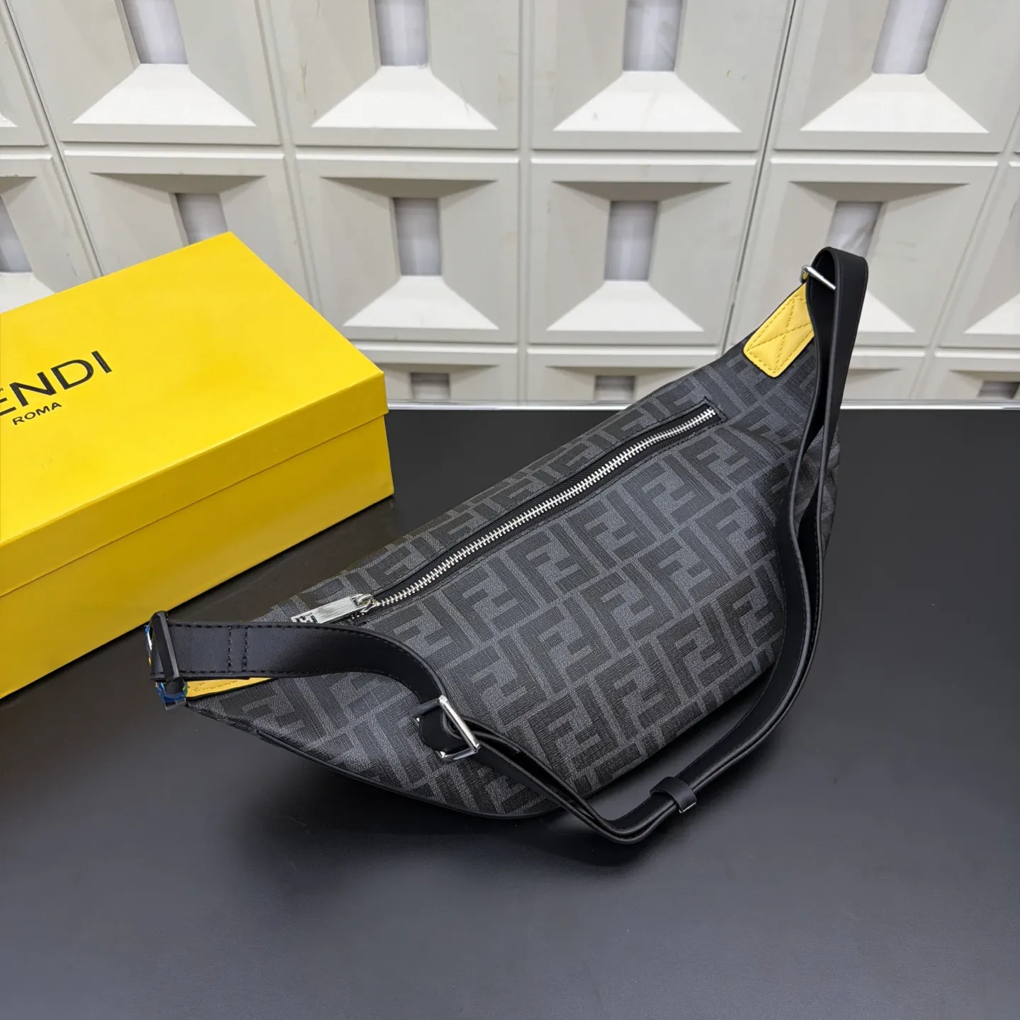 P105 Fendi 芬迪 印花腰包 斜挎胸包 经典百搭 实物拍摄 配送防尘袋 礼盒 30 x 17 cm。